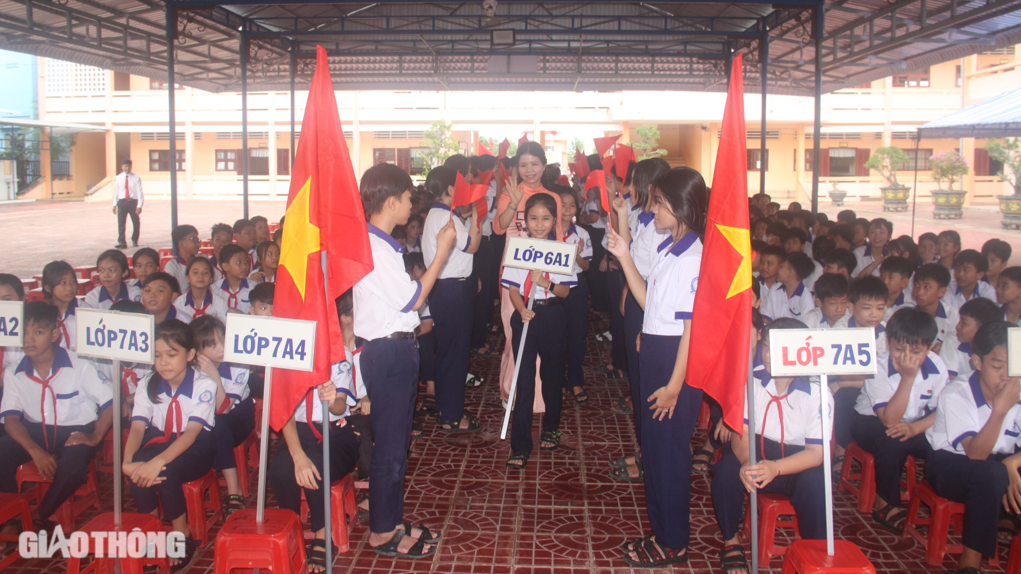 Báo Giao thông trao học bổng cho học sinh khó khăn ở Cà Mau- Ảnh 4.