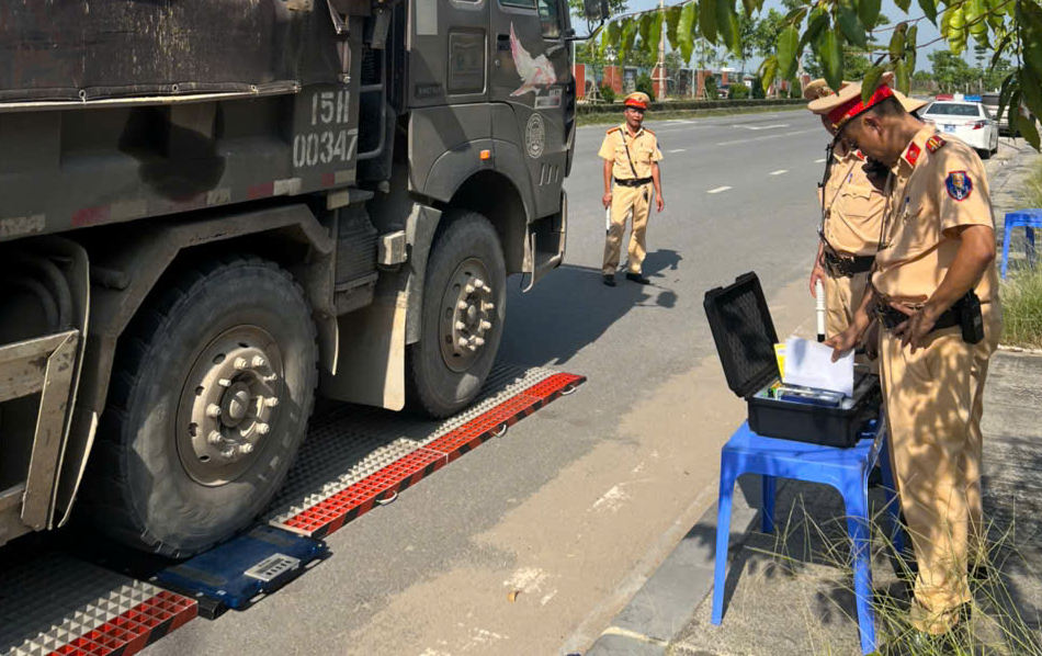 Hai doanh nghiệp bị phạt gần nửa tỷ đồng vì có xe chở quá tải- Ảnh 1.