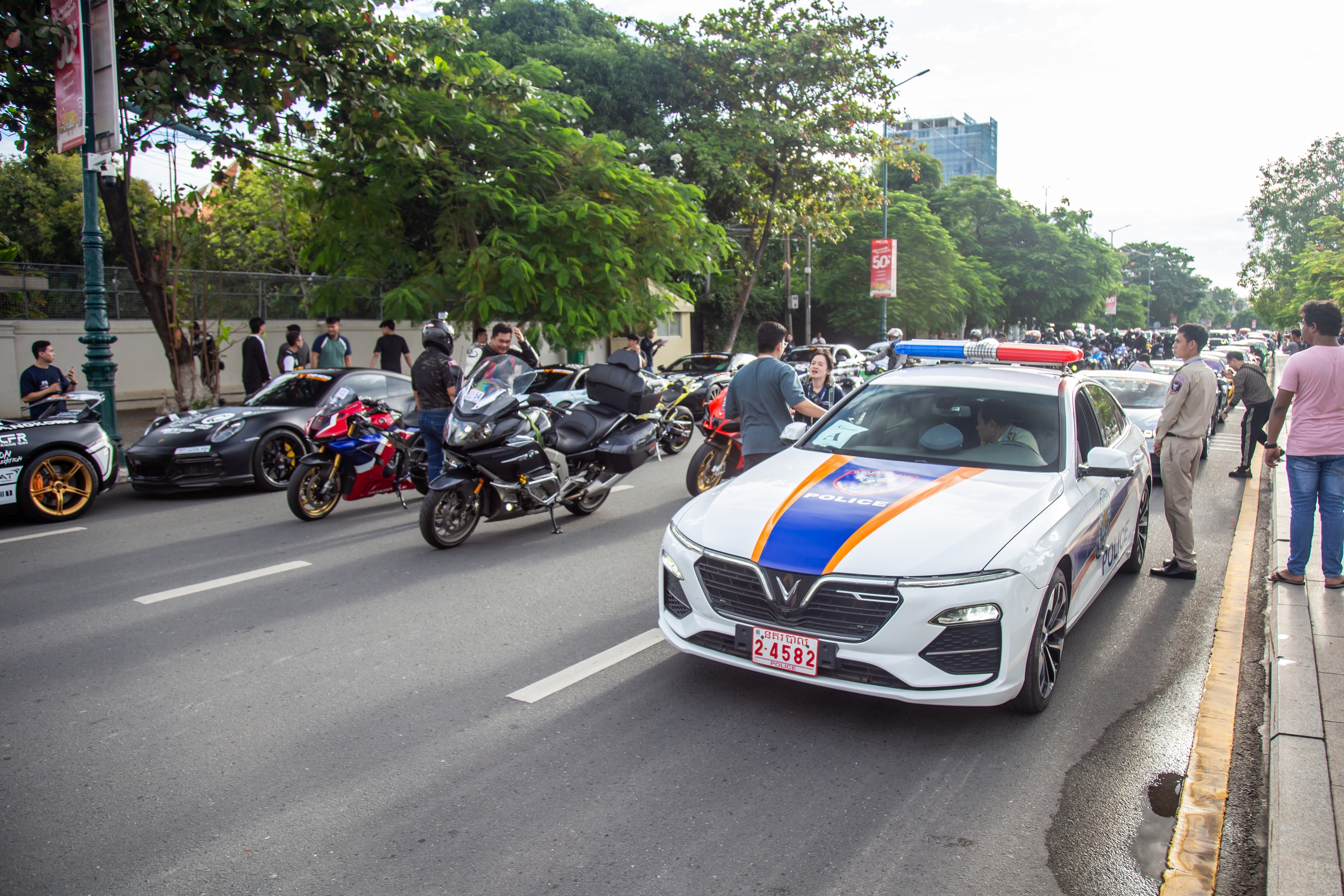 Cảnh sát Campuchia sử dụng VinFast Lux A2.0 dẫn đoàn siêu xe hành trình Gumball 3000- Ảnh 7.