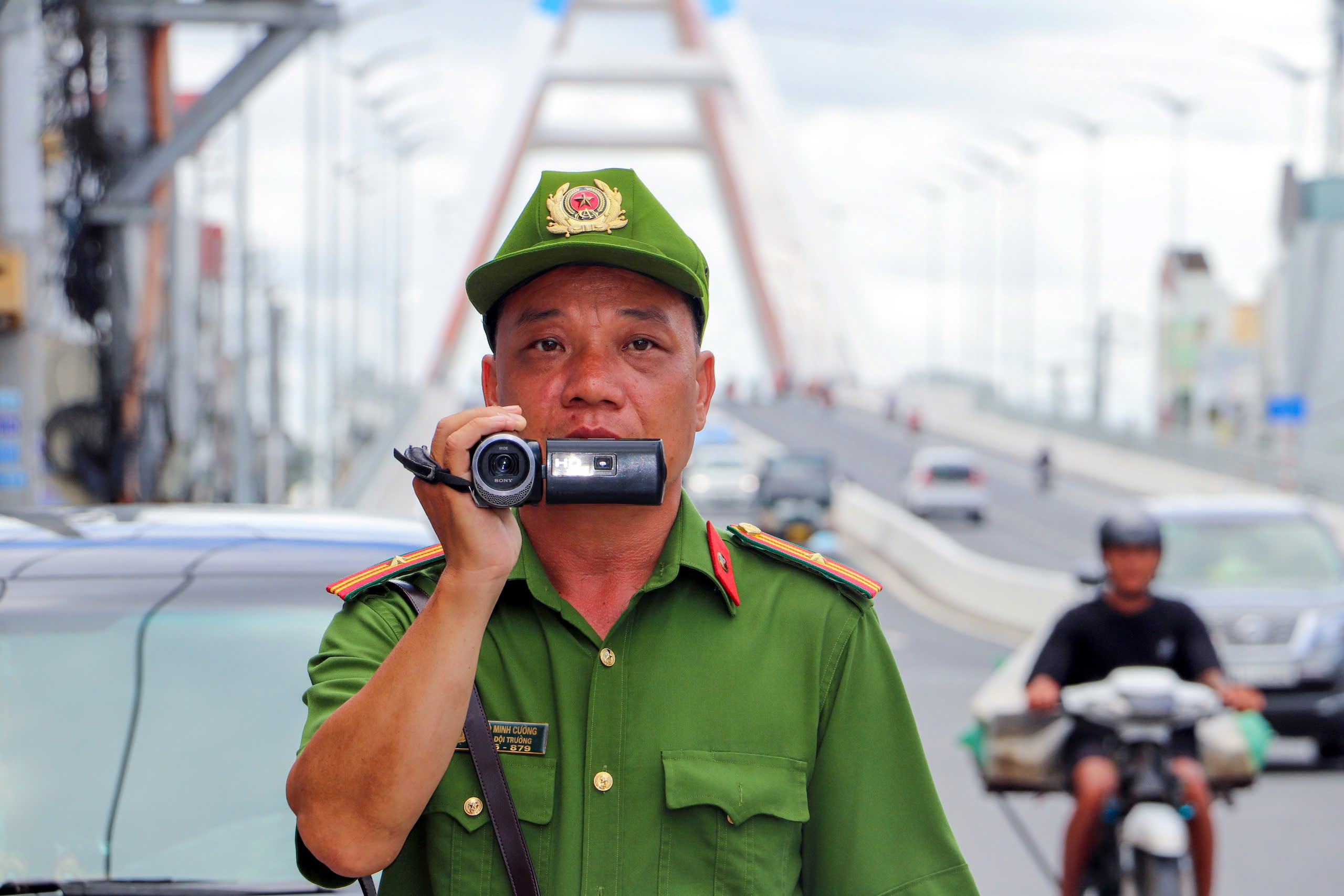 Cần Thơ mạnh tay xử lý các vi phạm giao thông ở đường dẫn cầu Trần Hoàng Na- Ảnh 5.