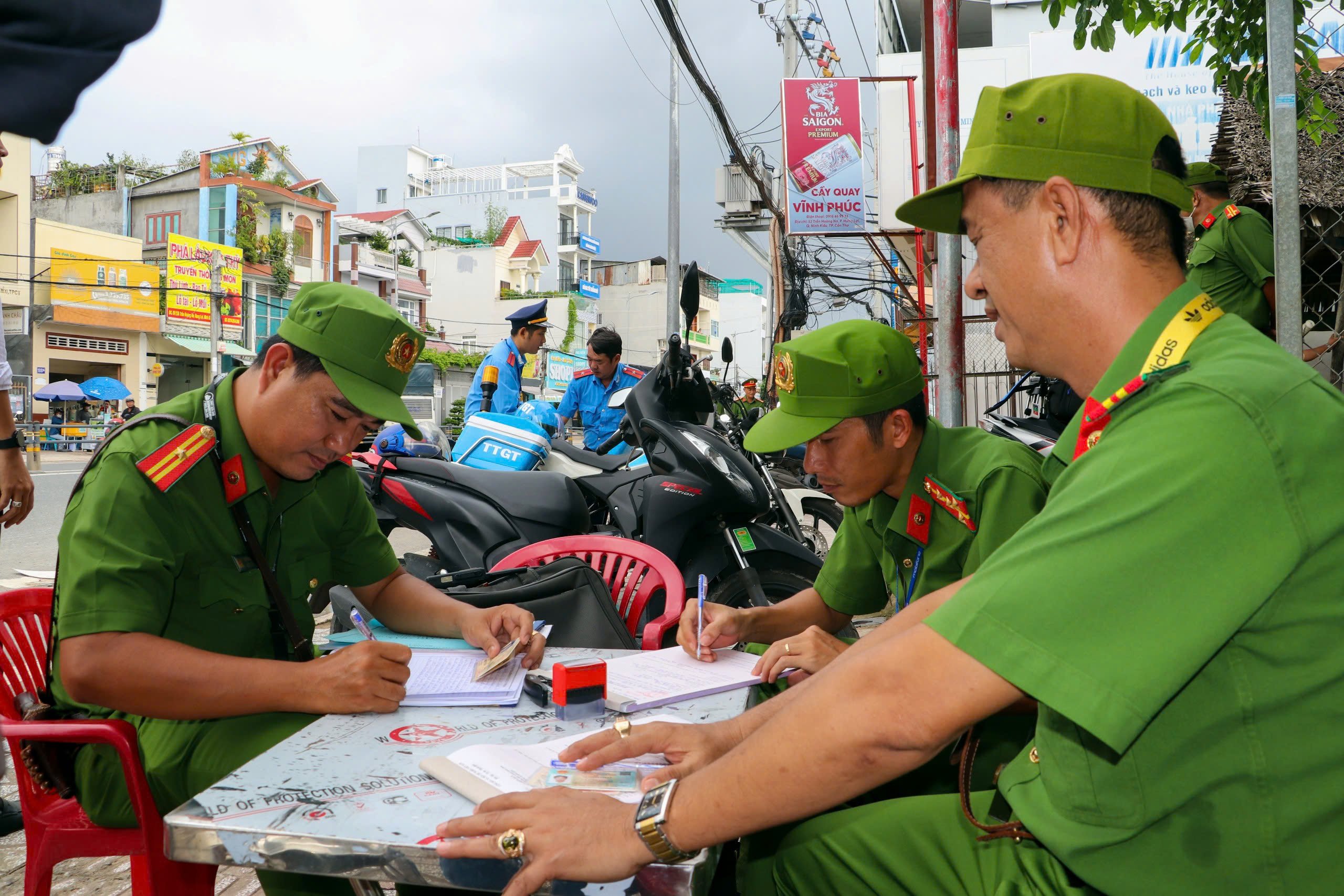 Cần Thơ mạnh tay xử lý các vi phạm giao thông ở đường dẫn cầu Trần Hoàng Na- Ảnh 9.