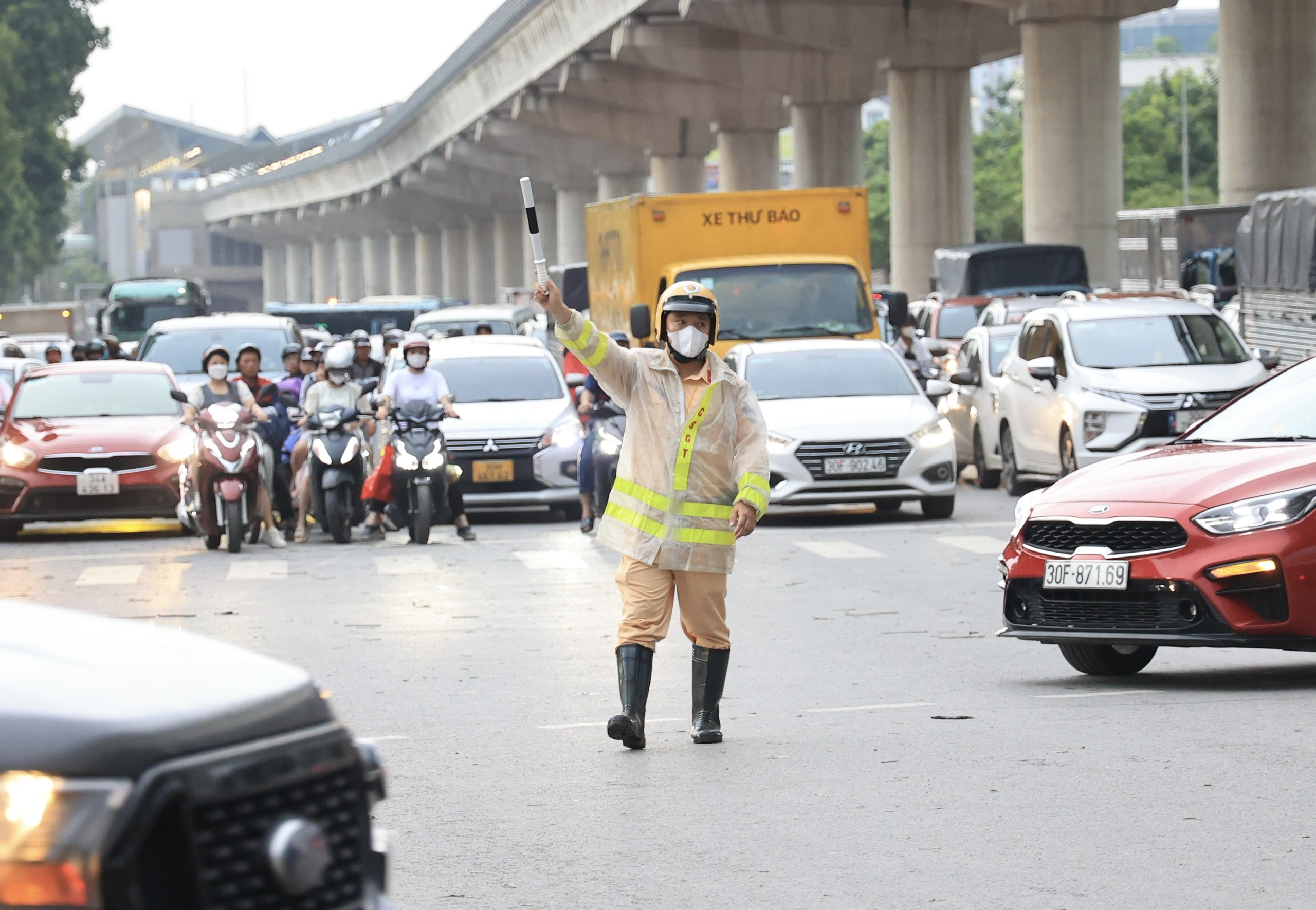 Hà Nội: Nhiều tuyến đường tắc cứng sau trận mưa dông trước bão số 3- Ảnh 8.