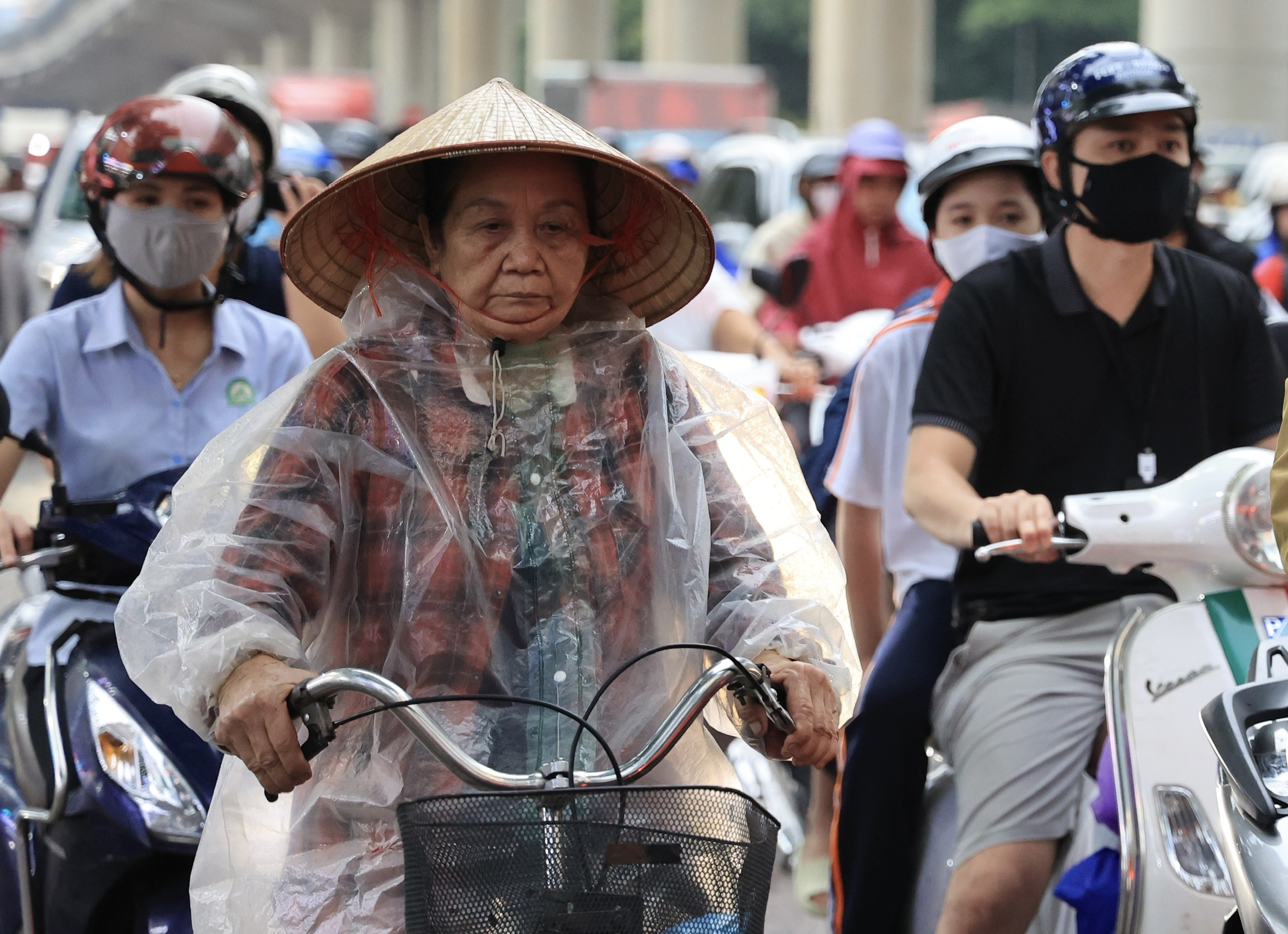 Hà Nội: Nhiều tuyến đường tắc cứng sau trận mưa dông trước bão số 3- Ảnh 12.