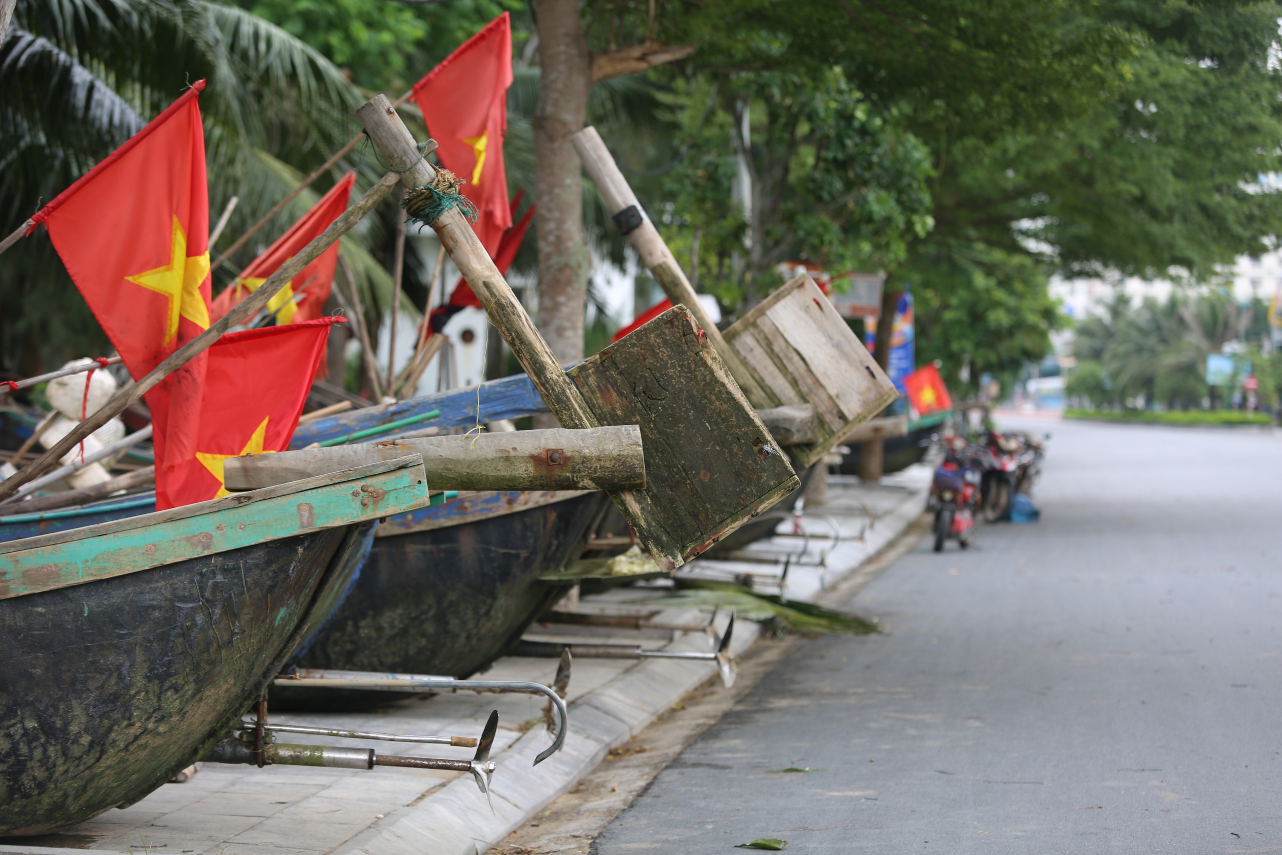 Ngư dân Sầm Sơn hối hả kéo thuyền lên bờ tránh bão Yagi- Ảnh 8.