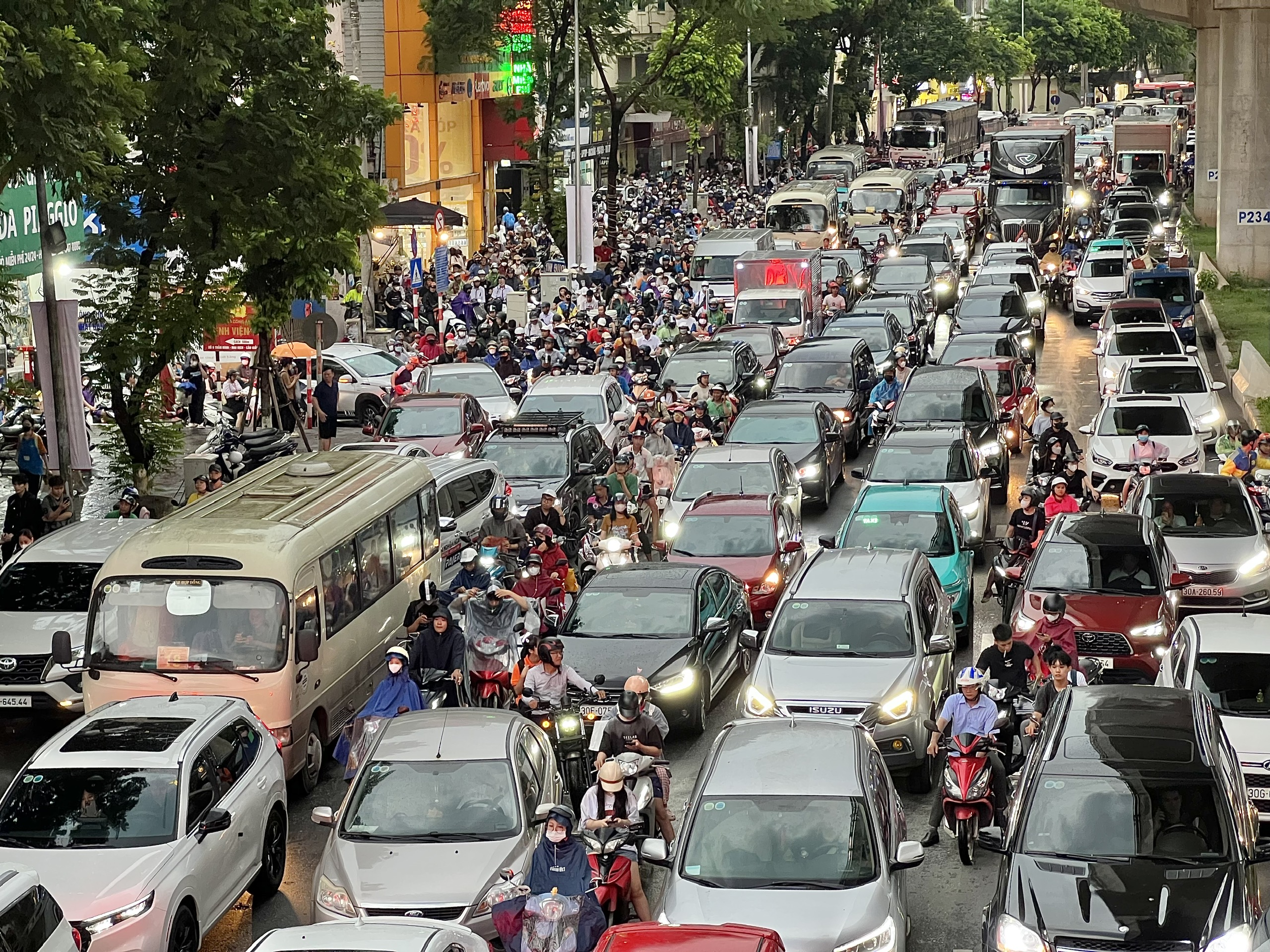 Hà Nội: Nhiều tuyến đường tắc cứng sau trận mưa dông trước bão số 3- Ảnh 1.