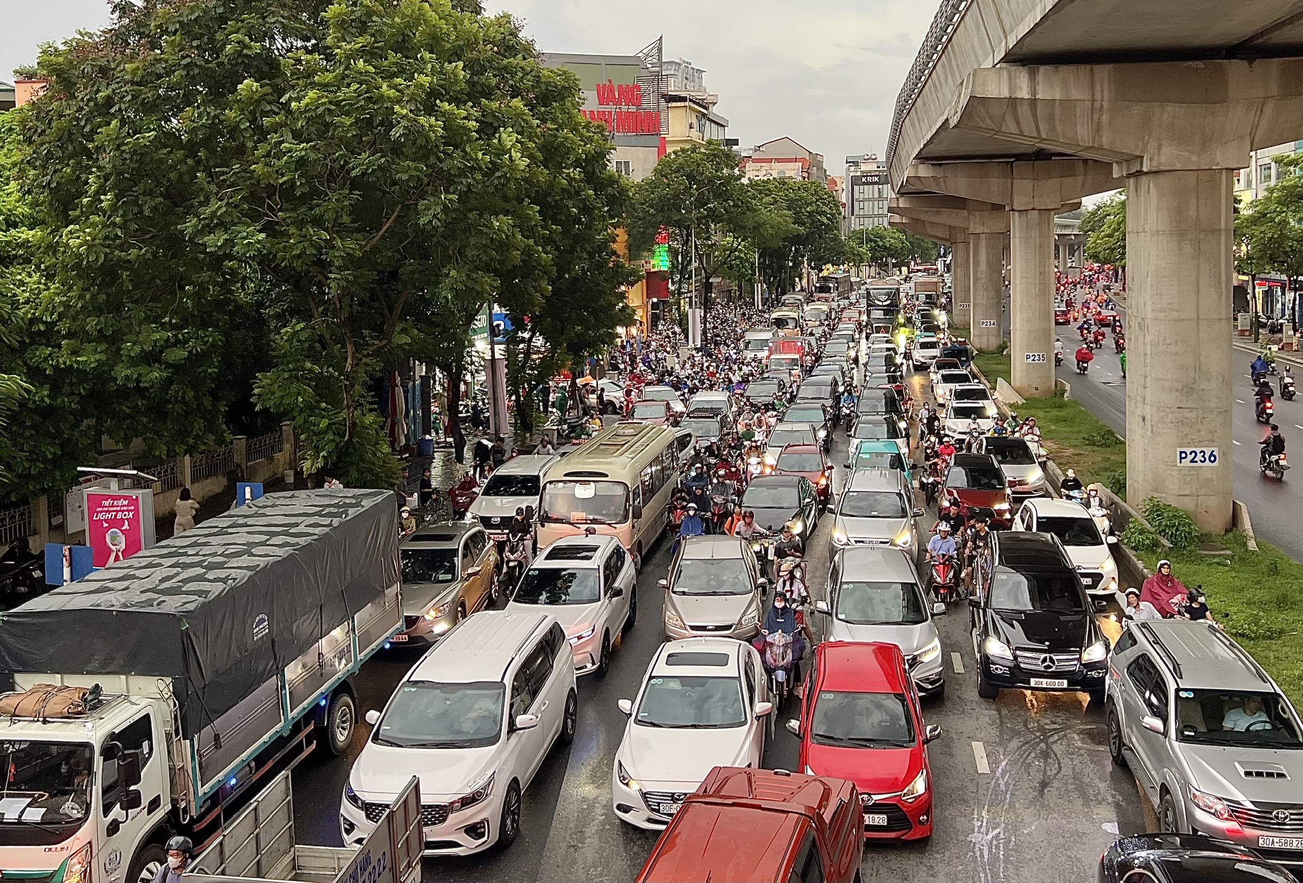 Hà Nội: Nhiều tuyến đường tắc cứng sau trận mưa dông trước bão số 3- Ảnh 2.