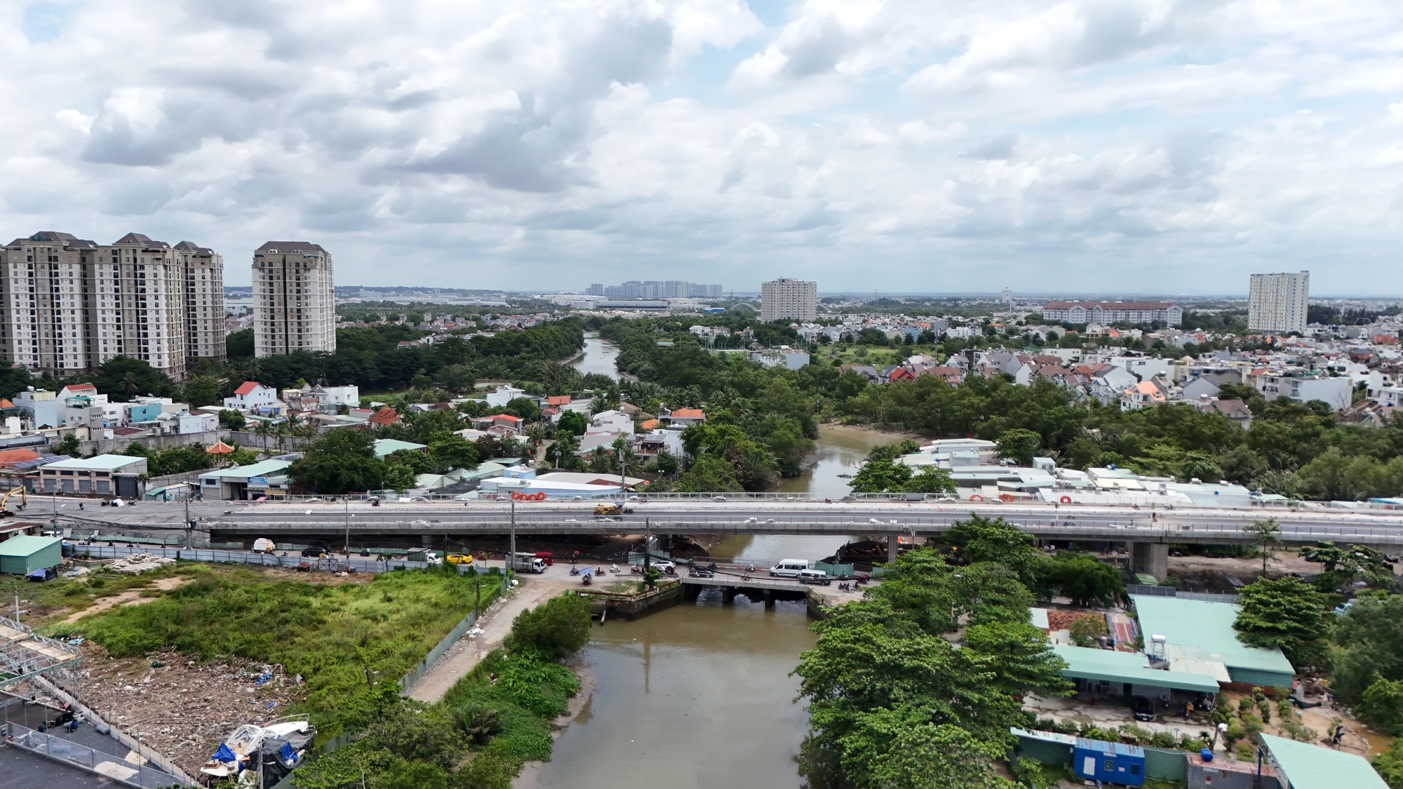 Cầu Nam Lý sắp thông xe sau gần 8 năm dân mỏi mòn chờ đợi- Ảnh 1.