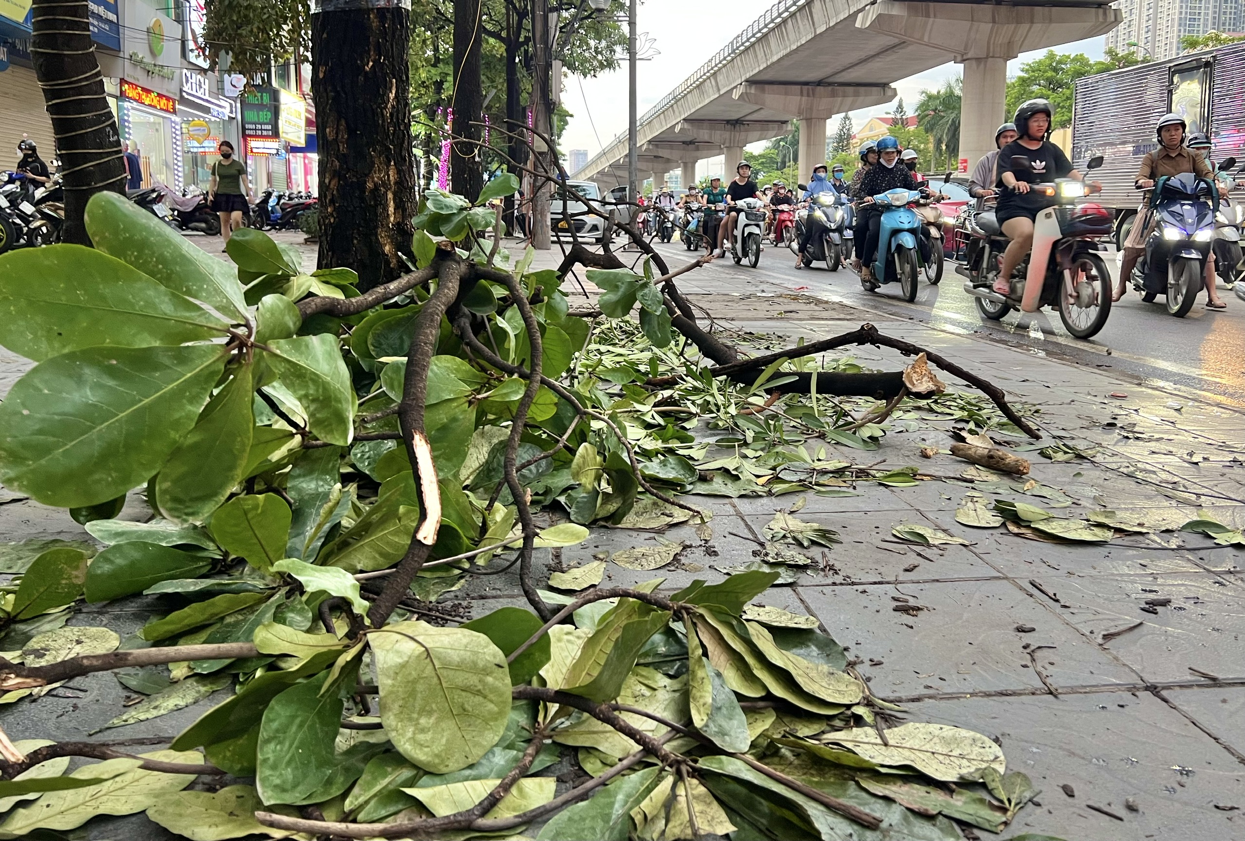 Hà Nội: Nhiều tuyến đường tắc cứng sau trận mưa dông trước bão số 3- Ảnh 13.