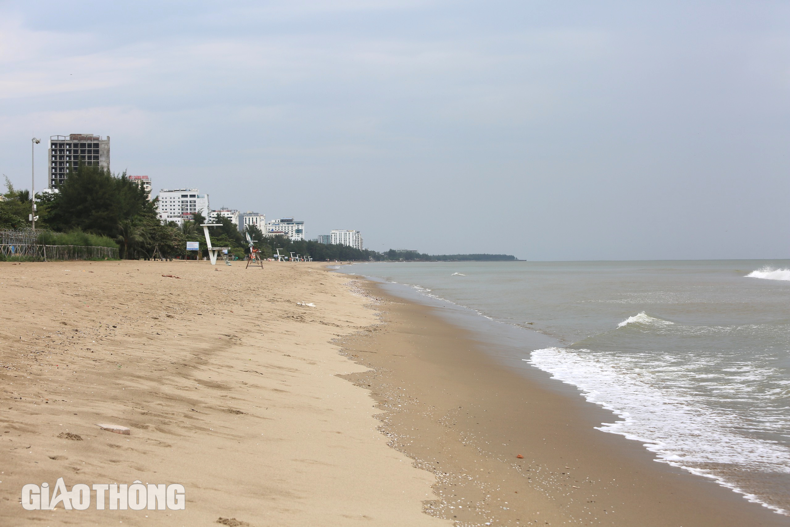 Ngư dân Sầm Sơn hối hả kéo thuyền lên bờ tránh bão Yagi- Ảnh 11.