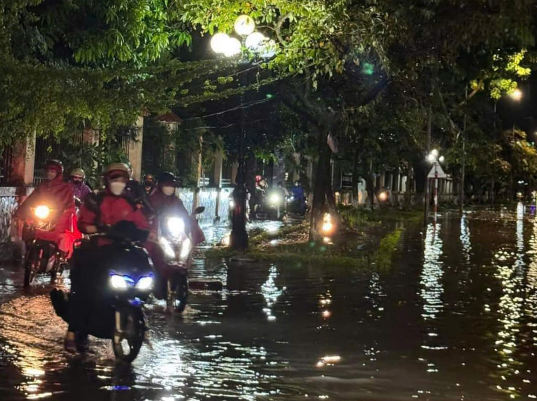 Mưa giông tại Vĩnh Phúc làm đổ cây tại nhiều tuyến đường, tốc mái trường học- Ảnh 4.