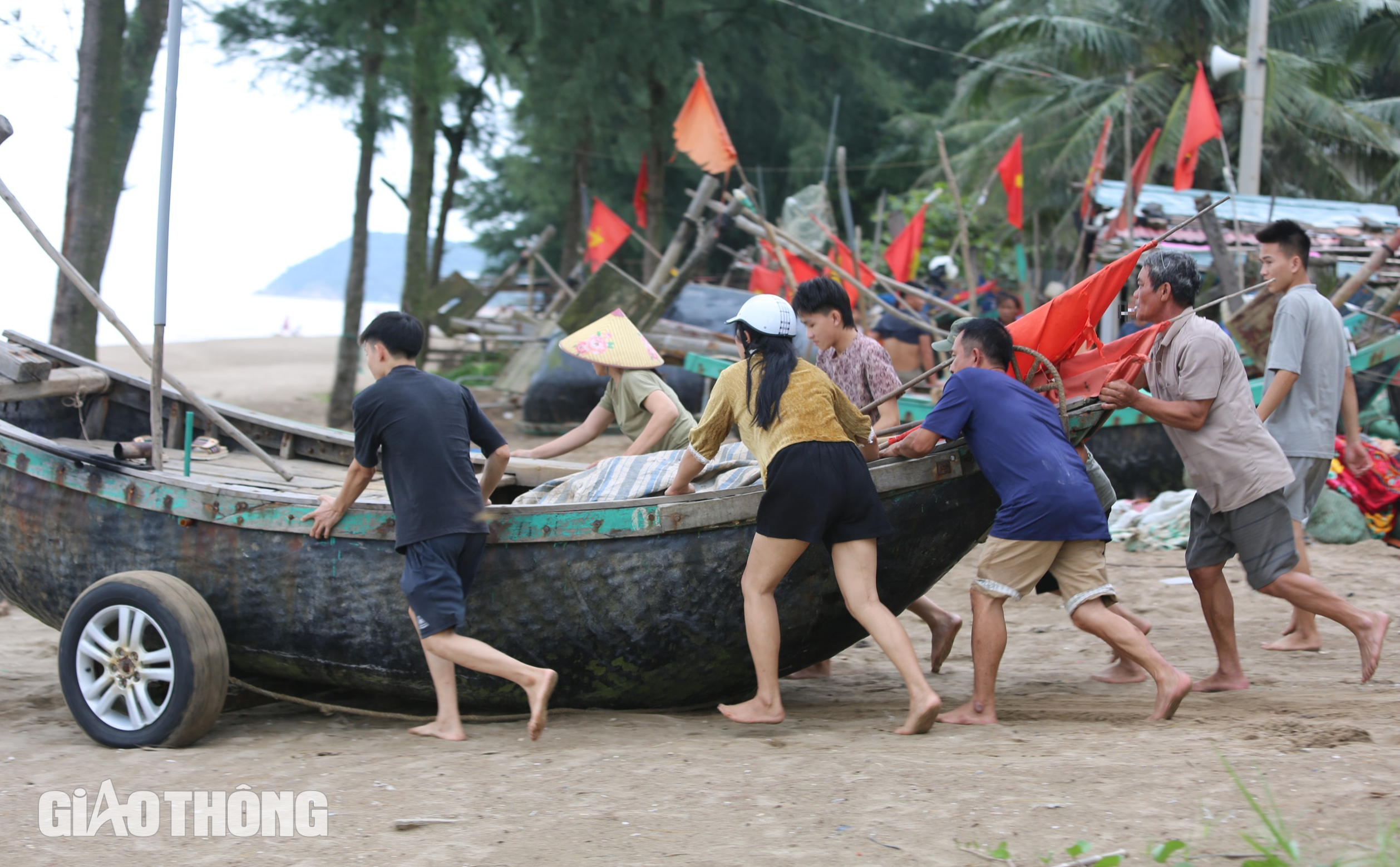 Ngư dân Sầm Sơn hối hả kéo thuyền lên bờ tránh bão Yagi- Ảnh 2.