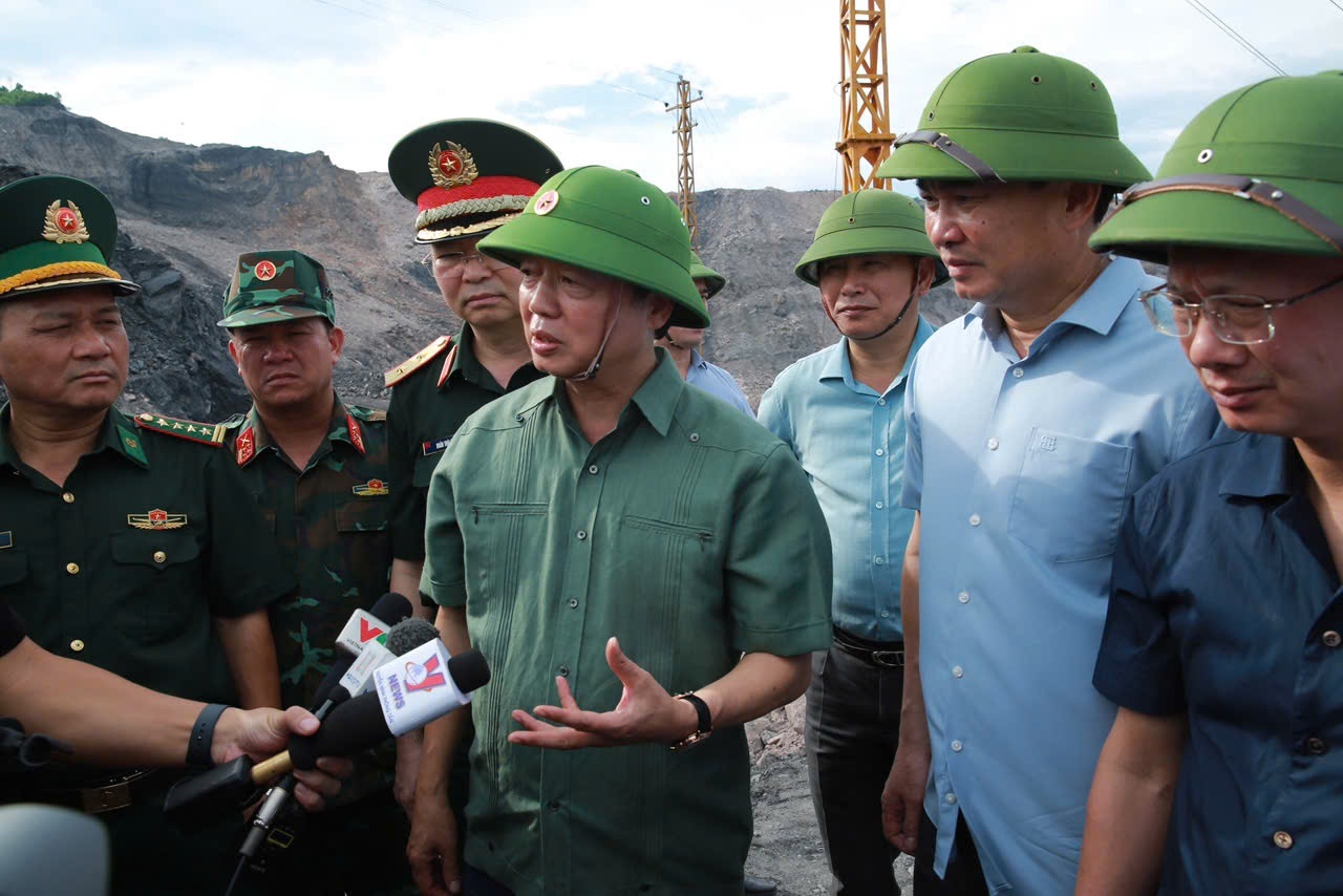 Phó thủ tướng thị sát công tác chuẩn bị ứng phó bão tại Quảng Ninh, Hải Phòng- Ảnh 1.