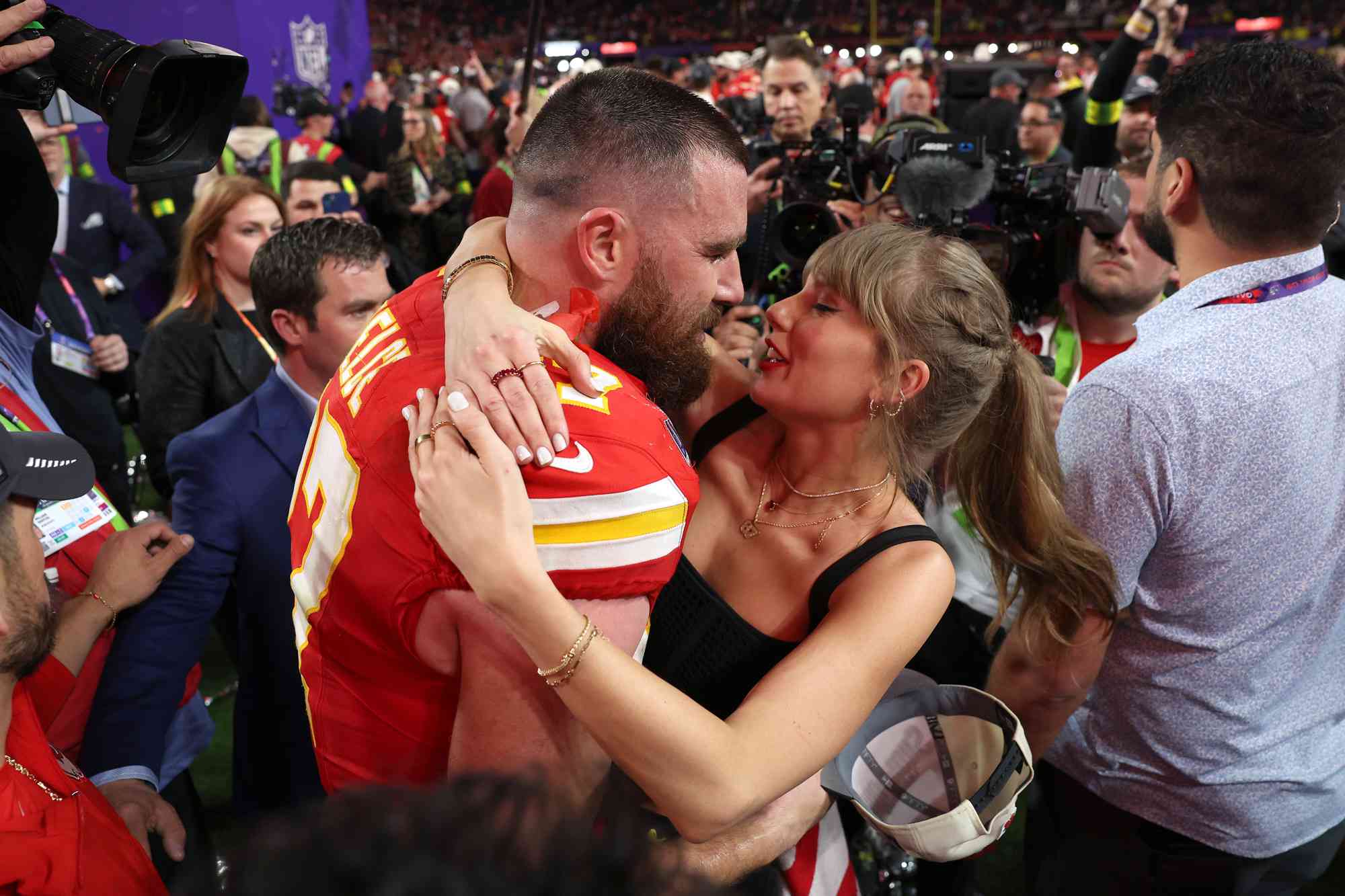 Taylor Swift "covered" in designer clothes to cheer on Travis Kelce, after suspicions of leaked breakup contract - Photo 5.