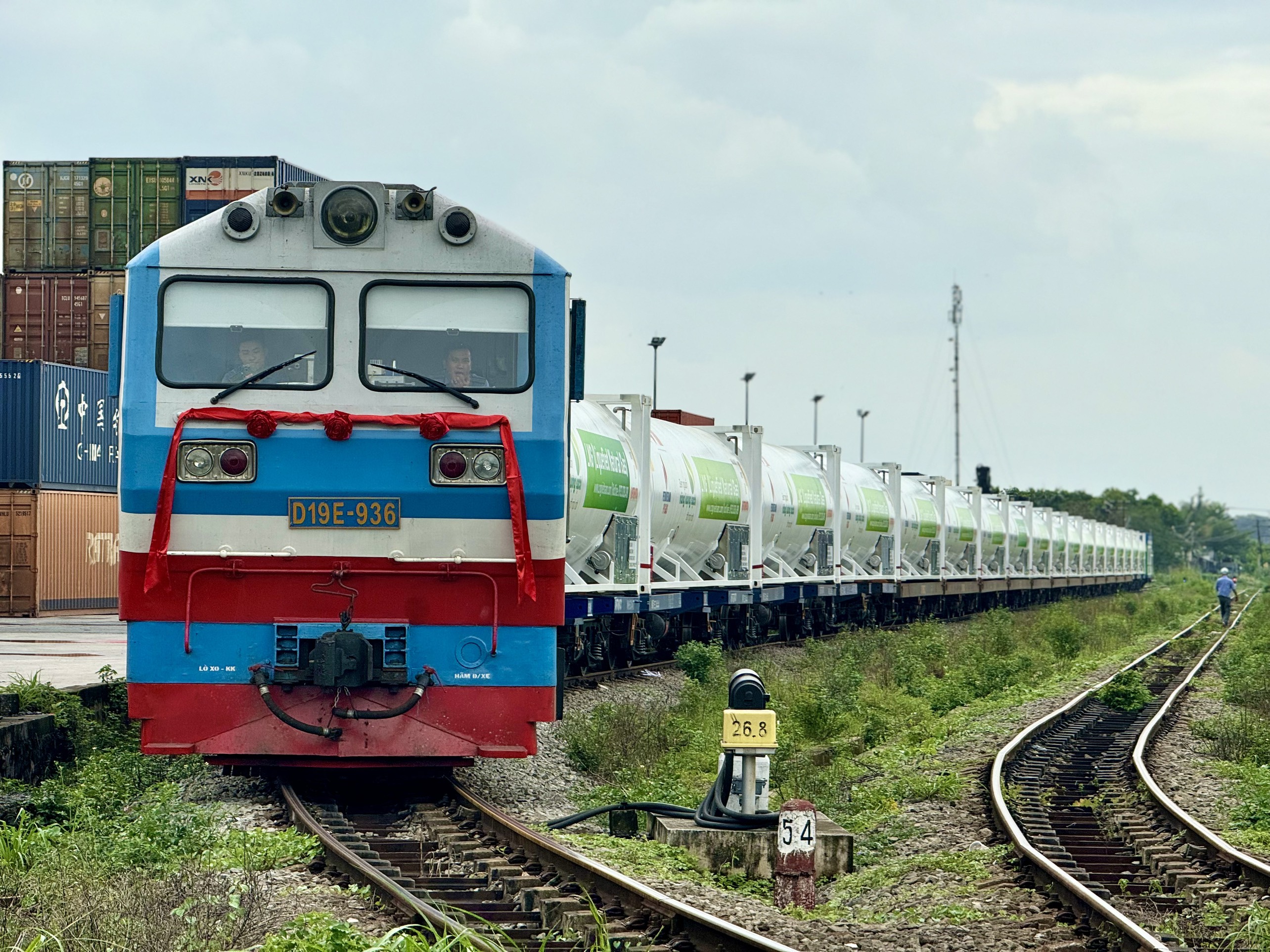 Chuyến tàu đầu tiên đưa 16 bồn khí LNG từ Nam ra Bắc- Ảnh 1.