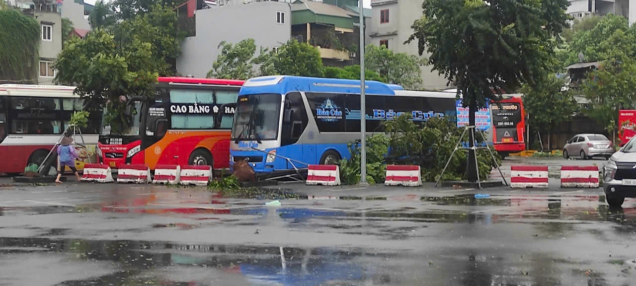 Hà Nội: Bến xe hỗ trợ ăn, nghỉ cho khách đến bến dù đang tạm đóng cửa vì bão số 3- Ảnh 1.