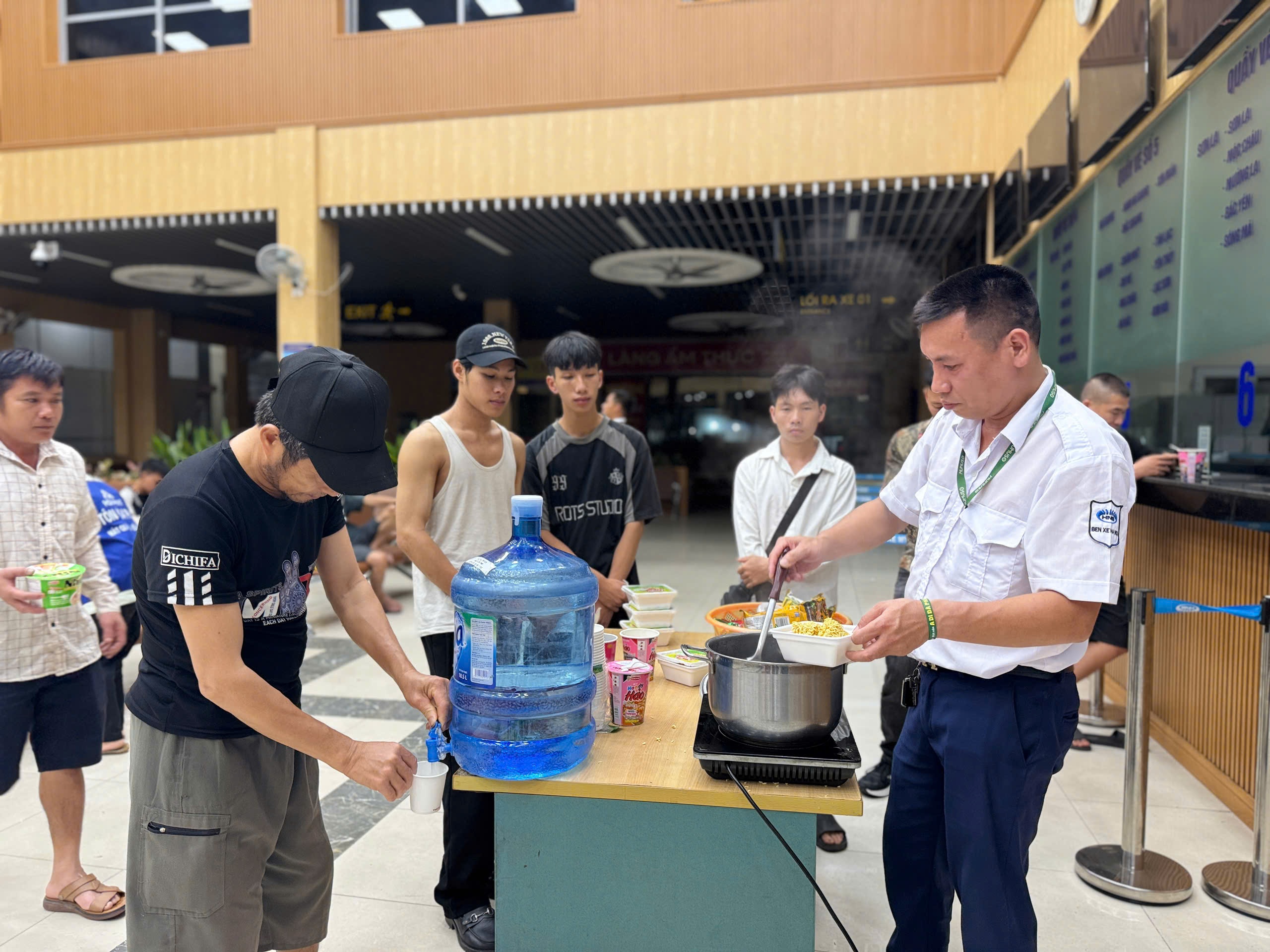 Hà Nội: Bến xe hỗ trợ ăn, nghỉ cho khách đến bến dù đang tạm đóng cửa vì bão số 3- Ảnh 4.