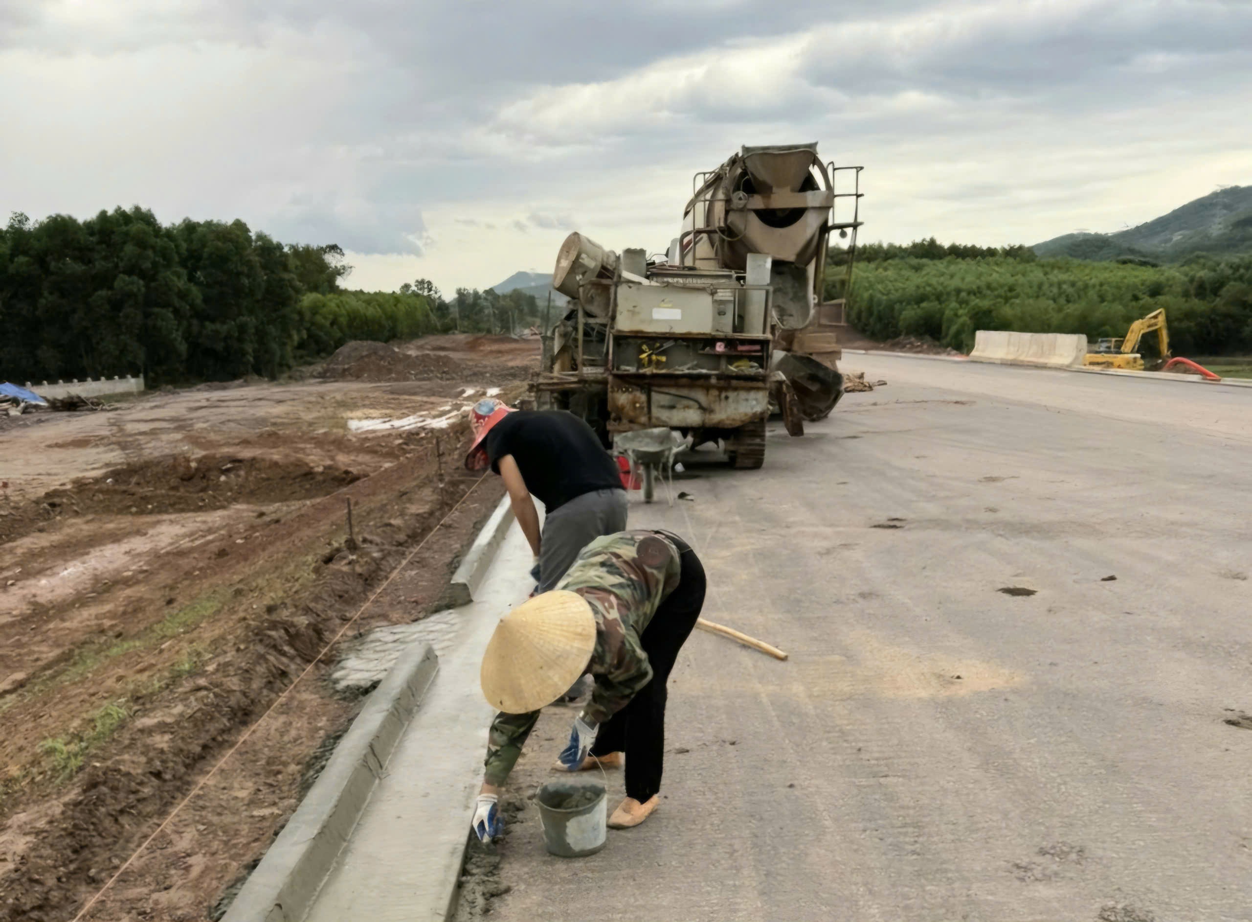 Nhiều công trường thu hẹp phạm vi thi công do ảnh hưởng bão số 3- Ảnh 3.