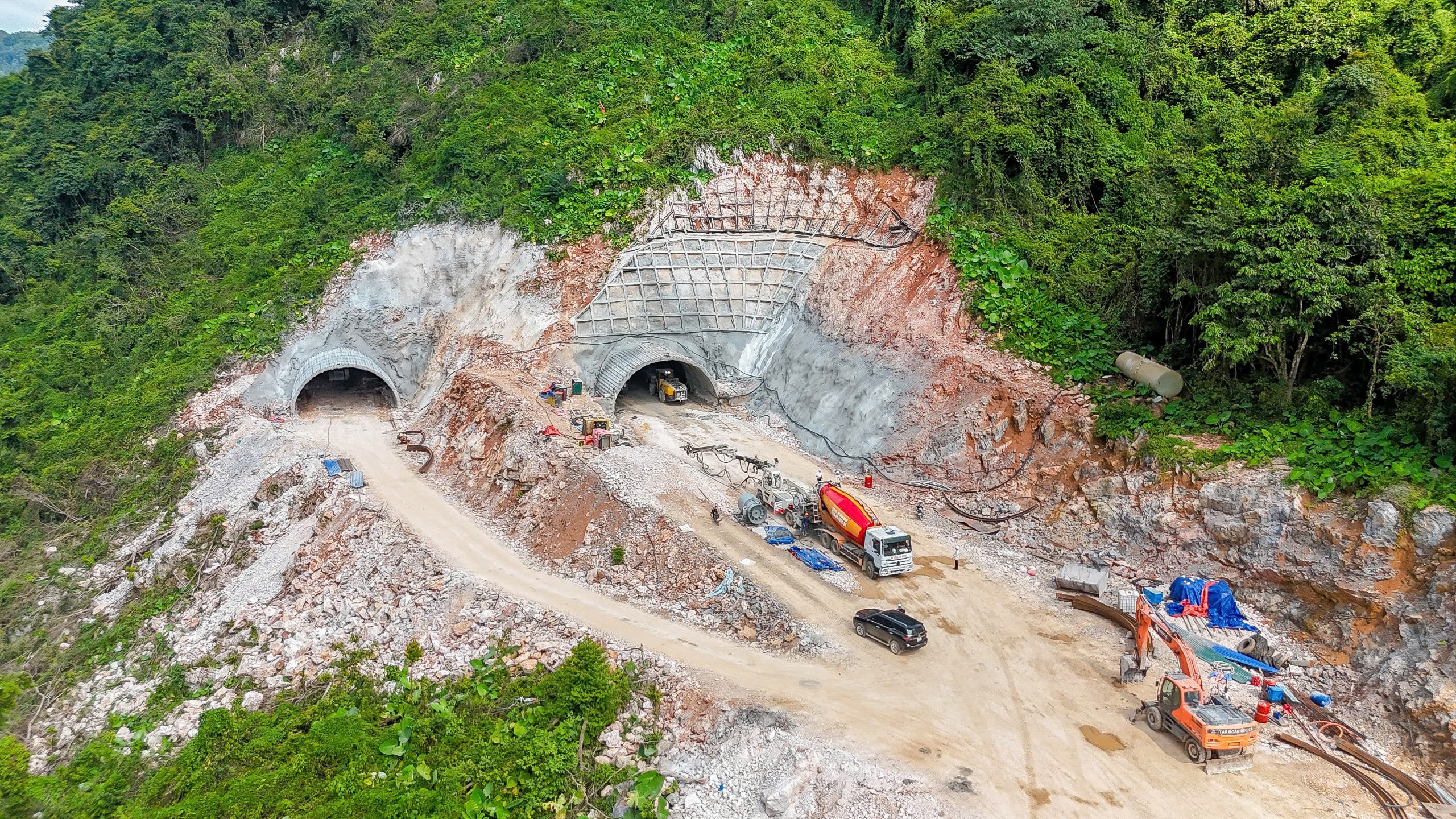 Vượt thời tiết bất lợi, tăng tốc đào hầm xuyên núi lớn nhất cao tốc Đồng Đăng - Trà Lĩnh- Ảnh 2.