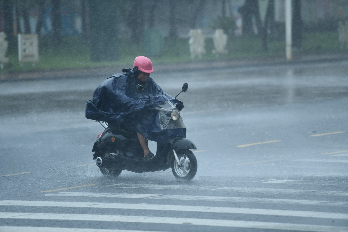 Bắt buộc phải đi xe máy trong gió bão, cách nào để đảm bảo an toàn?- Ảnh 3.