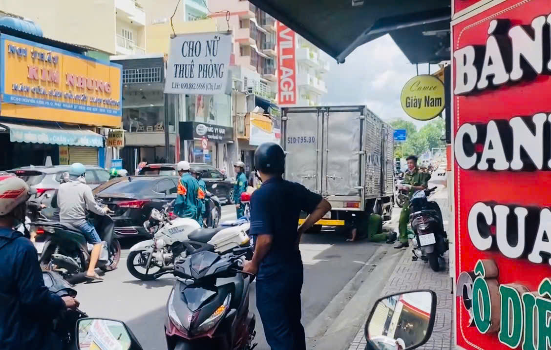 TP.HCM: Cụ bà tử vong thương tâm dưới gầm xe chở nước đá- Ảnh 1.