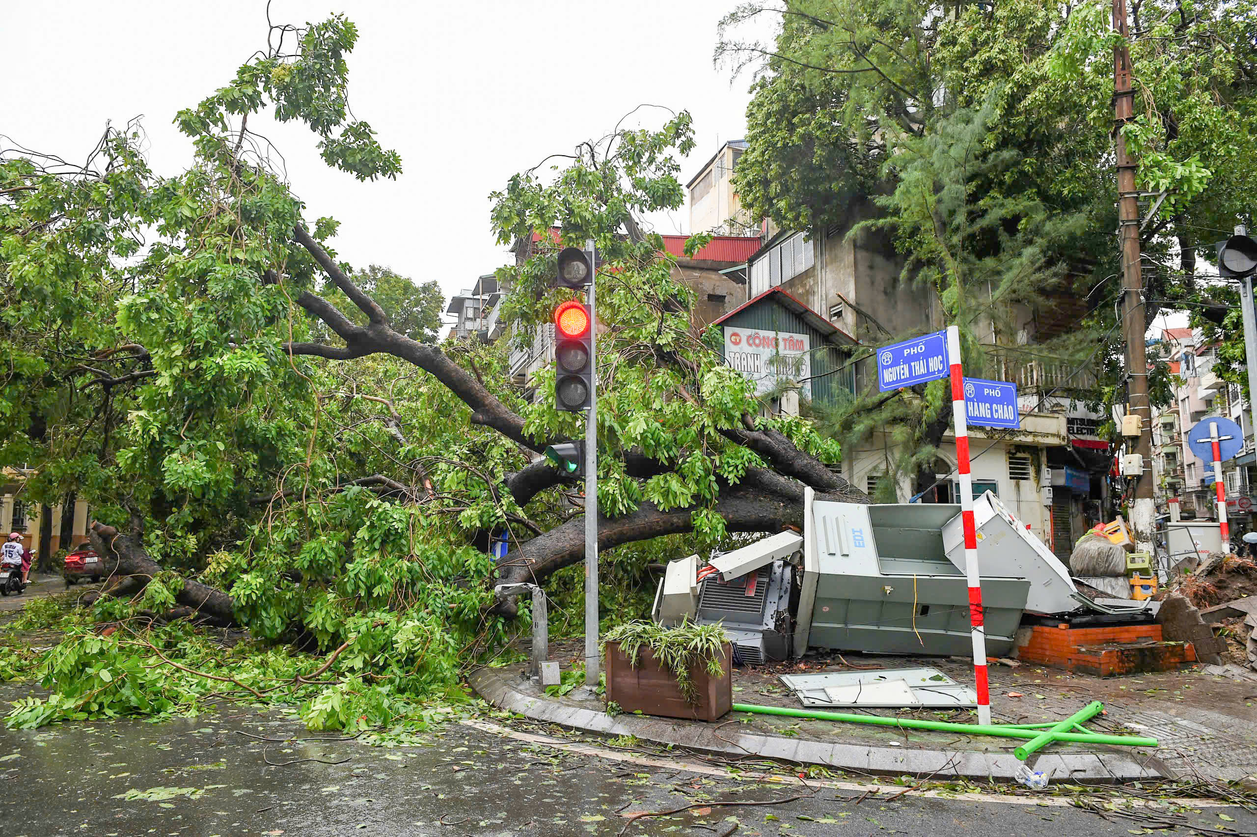 Cảnh tượng chưa từng có tại Hà Nội sau bão số 3 Yagi- Ảnh 14.