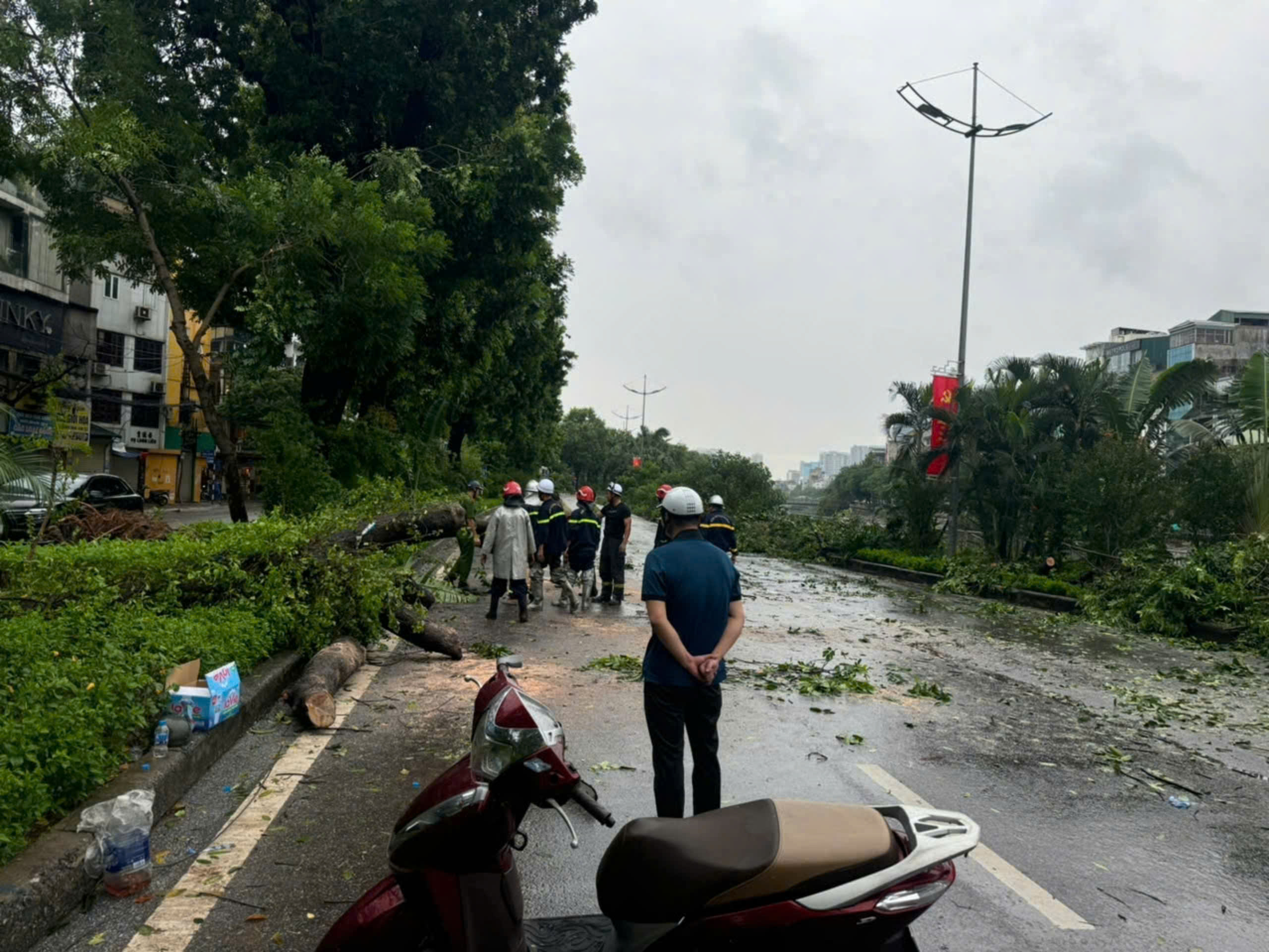 Cảnh tượng chưa từng có tại Hà Nội sau bão số 3 Yagi- Ảnh 24.