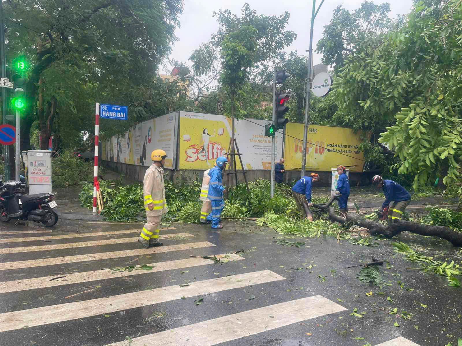 Hà Nội tất bật khắc phục hạ tầng đảm bảo giao thông sau bão số 3- Ảnh 3.