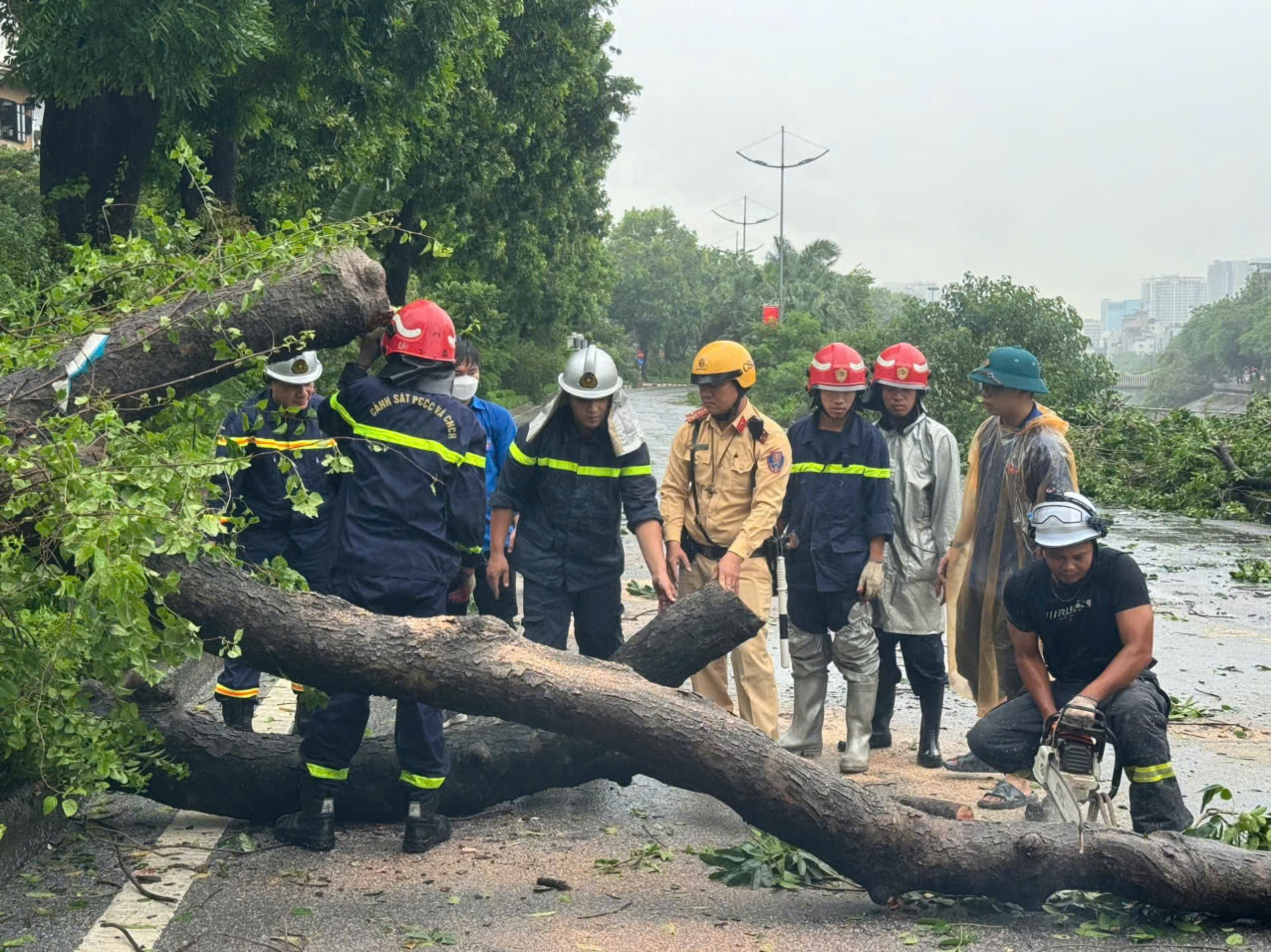 Cảnh tượng chưa từng có tại Hà Nội sau bão số 3 Yagi- Ảnh 25.