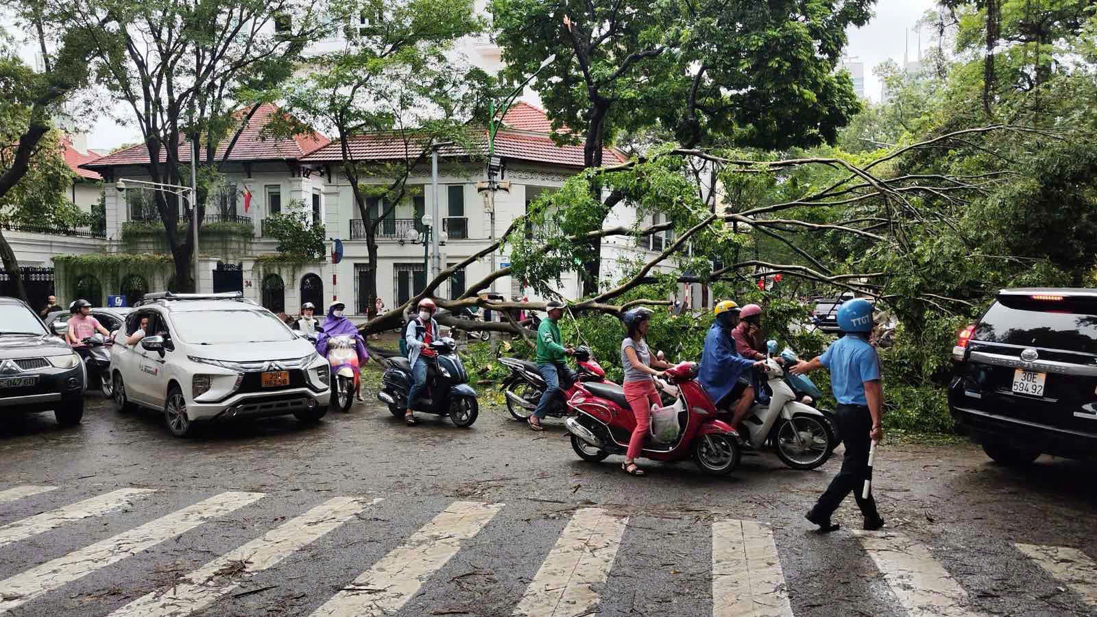 Hà Nội tất bật khắc phục hạ tầng đảm bảo giao thông sau bão số 3- Ảnh 6.