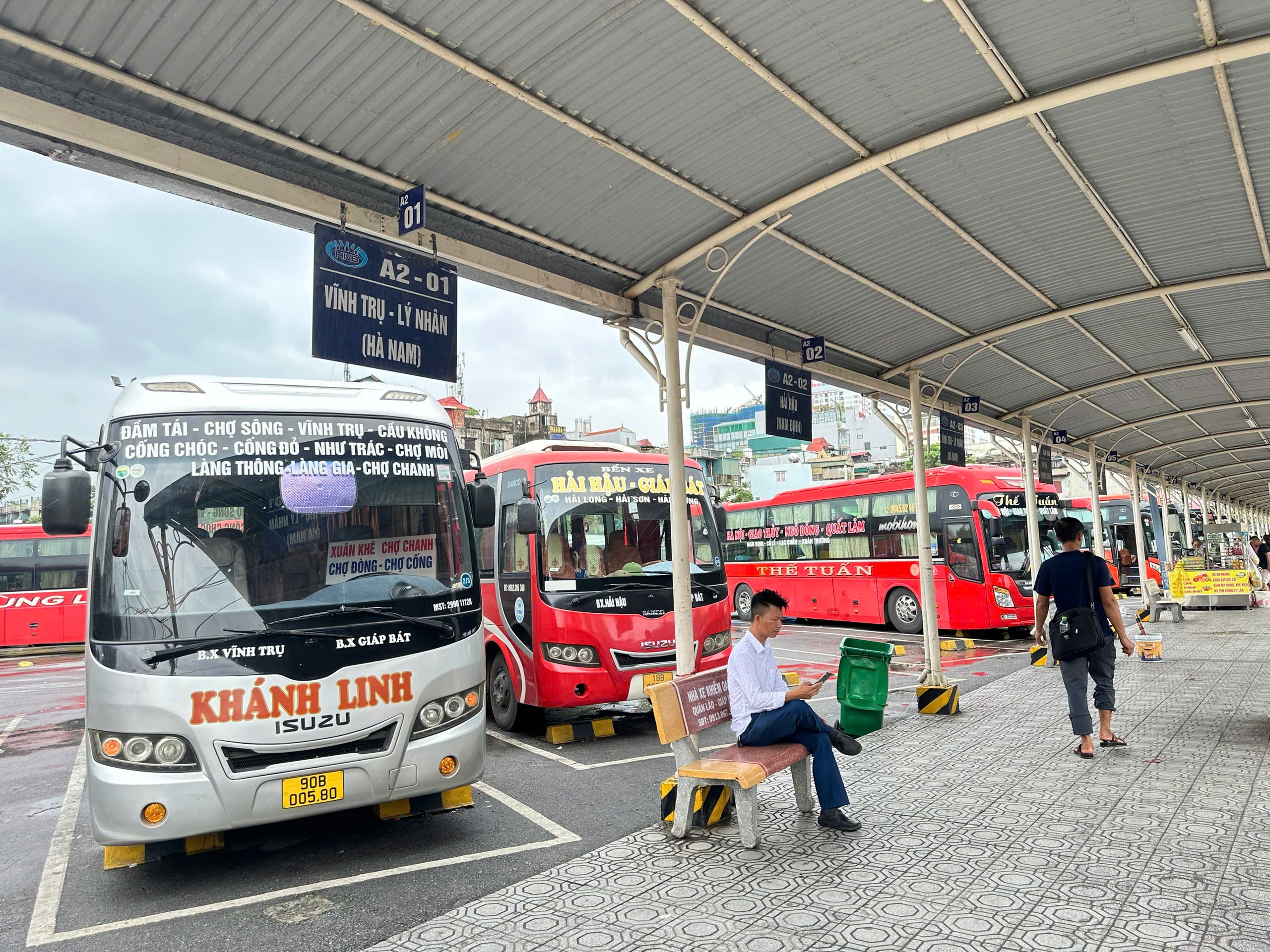 Bến xe Hà Nội hoạt động trở lại sau bão, khách thưa vắng- Ảnh 3.