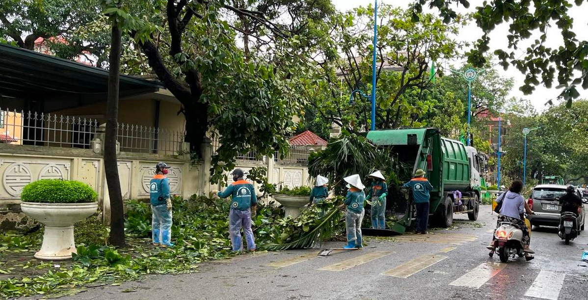 Cây đổ chắn kín nhiều tuyến đường, người dân Hải Dương xắn tay cùng giải tỏa- Ảnh 4.