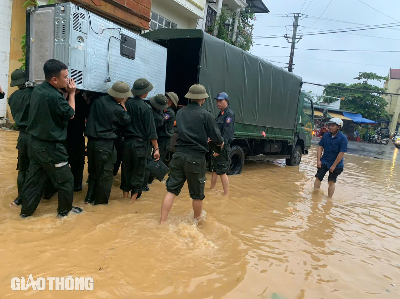 Nước sông dâng cao, nhiều tuyến đường ở TP Yên Bái bị ngập- Ảnh 2.