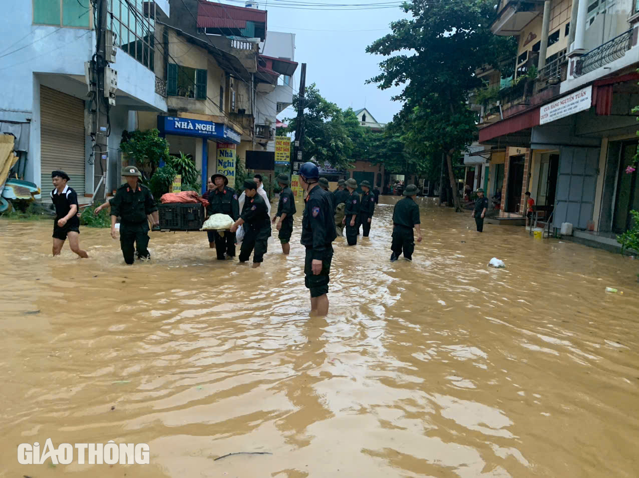 Nước sông dâng cao, nhiều tuyến đường ở TP Yên Bái bị ngập- Ảnh 1.