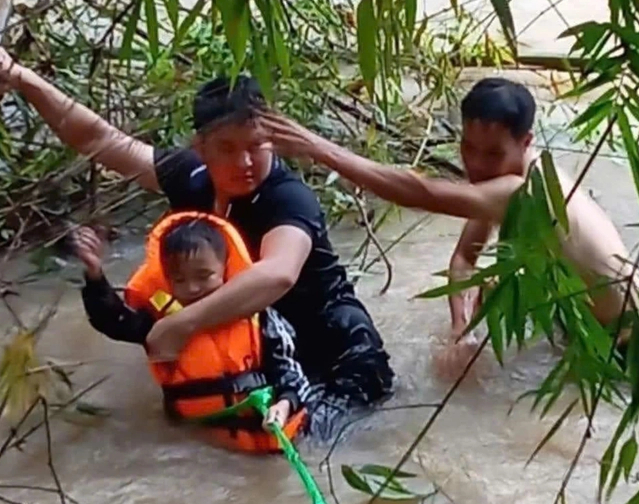 Vượt dòng lũ dữ, nỗ lực cứu hộ cháu bé trong vụ ba bố con bị lũ cuốn tại Tuyên Quang- Ảnh 1.