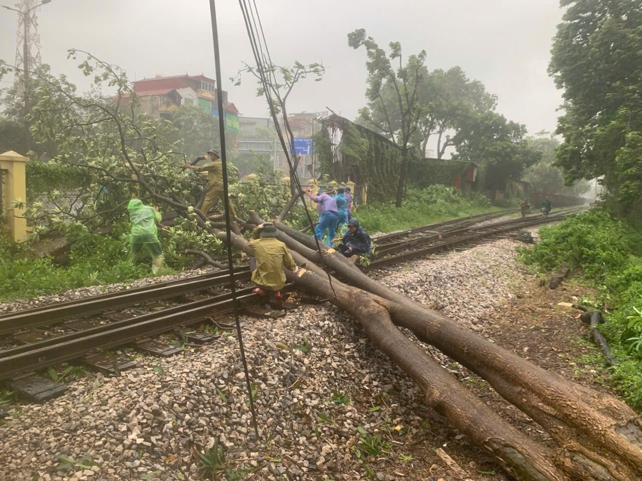 Thông tuyến đường sắt Bắc - Nam sau bão số 3, tàu chạy bình thường- Ảnh 1.