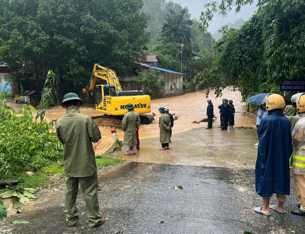 Hòa Bình: Sạt lở đất làm sập nhà, 4 người trong gia đình tử vong- Ảnh 2.