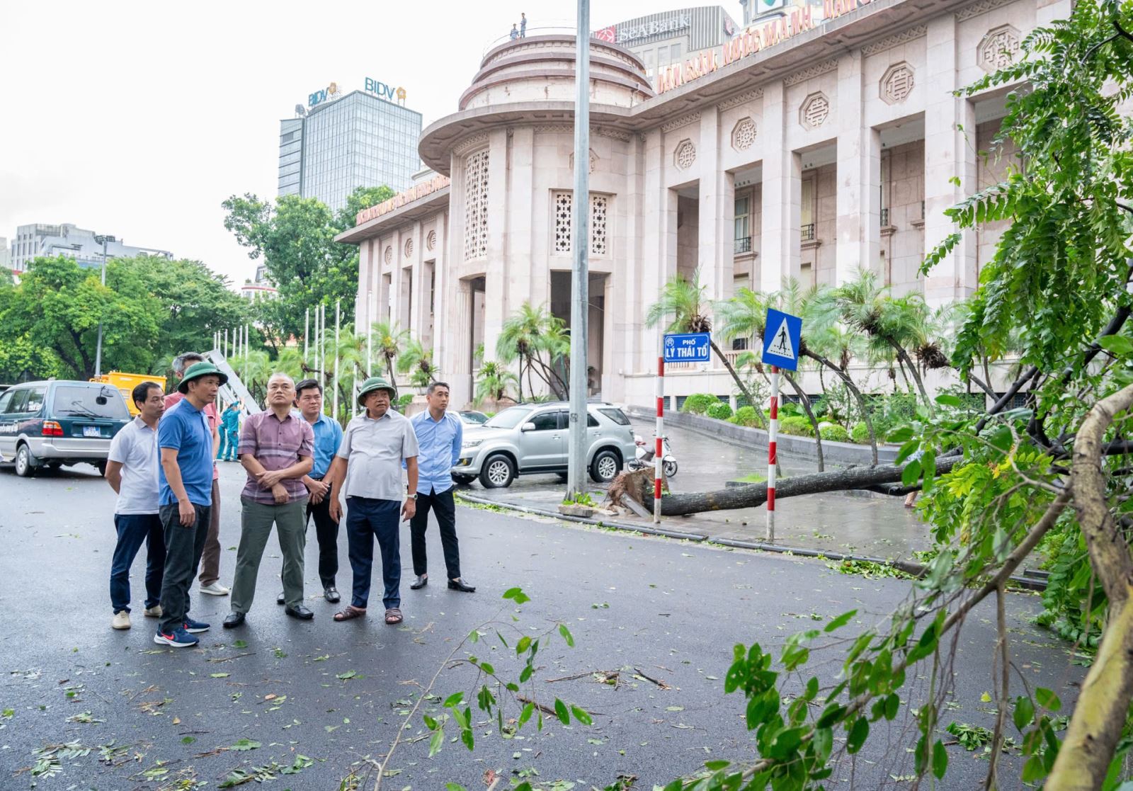 Chủ tịch Hà Nội yêu cầu khôi phục lại hệ thống giao thông trong hôm nay- Ảnh 1.