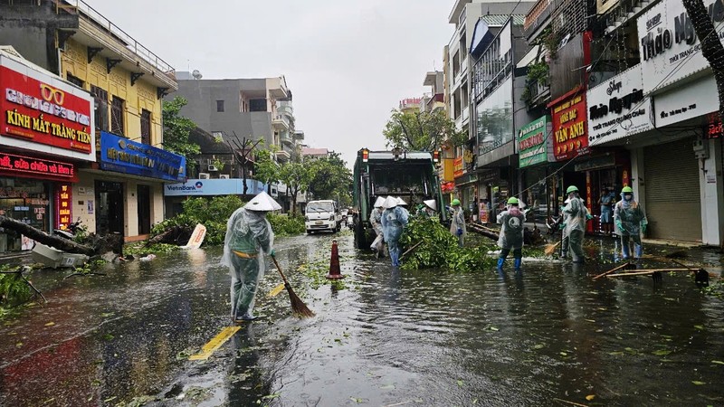 Hải Dương: 3 người tử vong do cây đổ, tường sập, mái chống nắng đè trong bão- Ảnh 1.