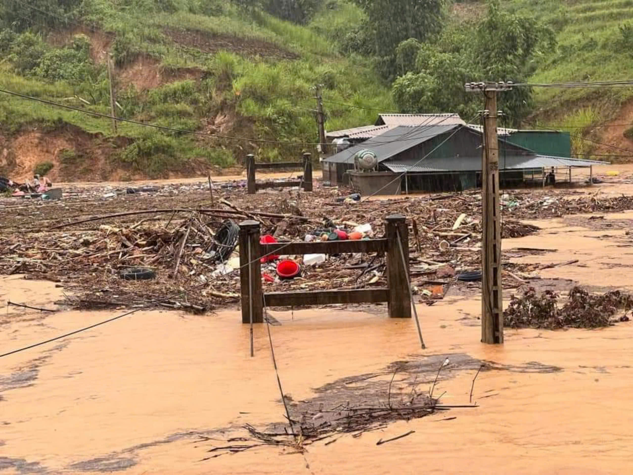 Mưa lớn khiến nhiều nơi ở Yên Bái, Sơn La bị ngập, khẩn trương di dời dân- Ảnh 1.