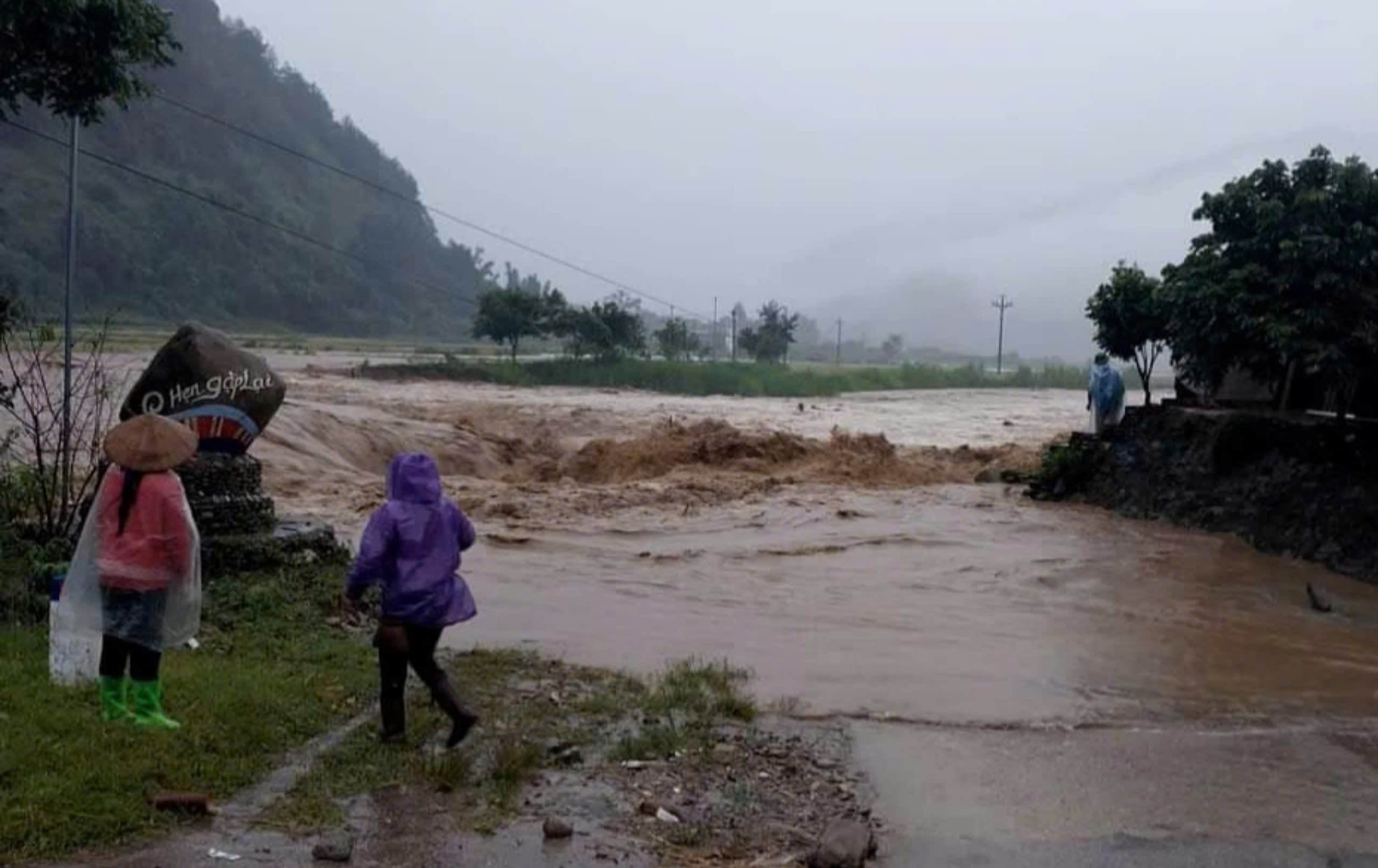 Mưa lớn khiến nhiều nơi ở Yên Bái, Sơn La bị ngập, khẩn trương di dời dân- Ảnh 4.