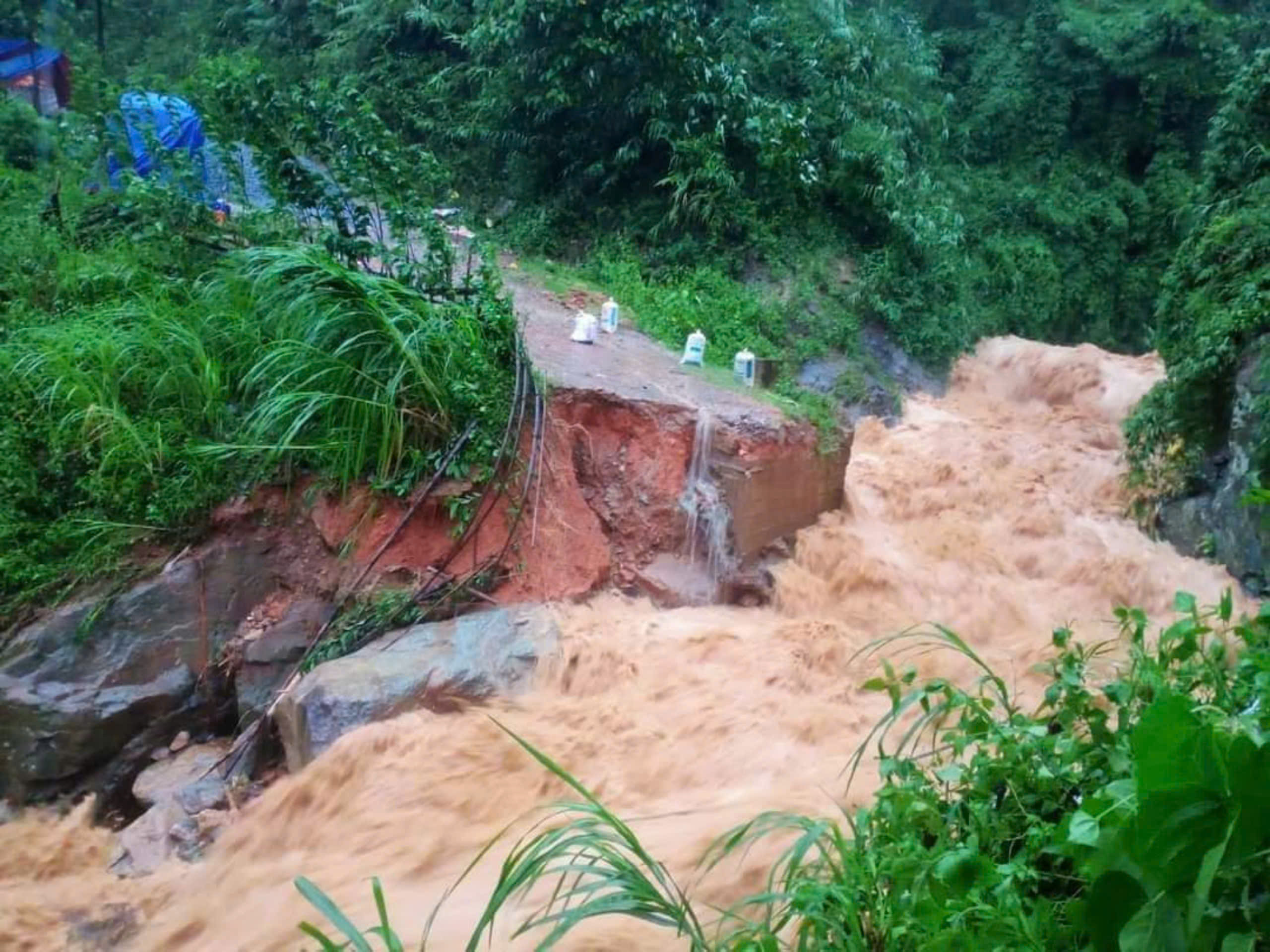 Mưa lũ do hoàn lưu bão số 3, nhiều tuyến đường ở Tây Bắc bị sạt lở- Ảnh 3.