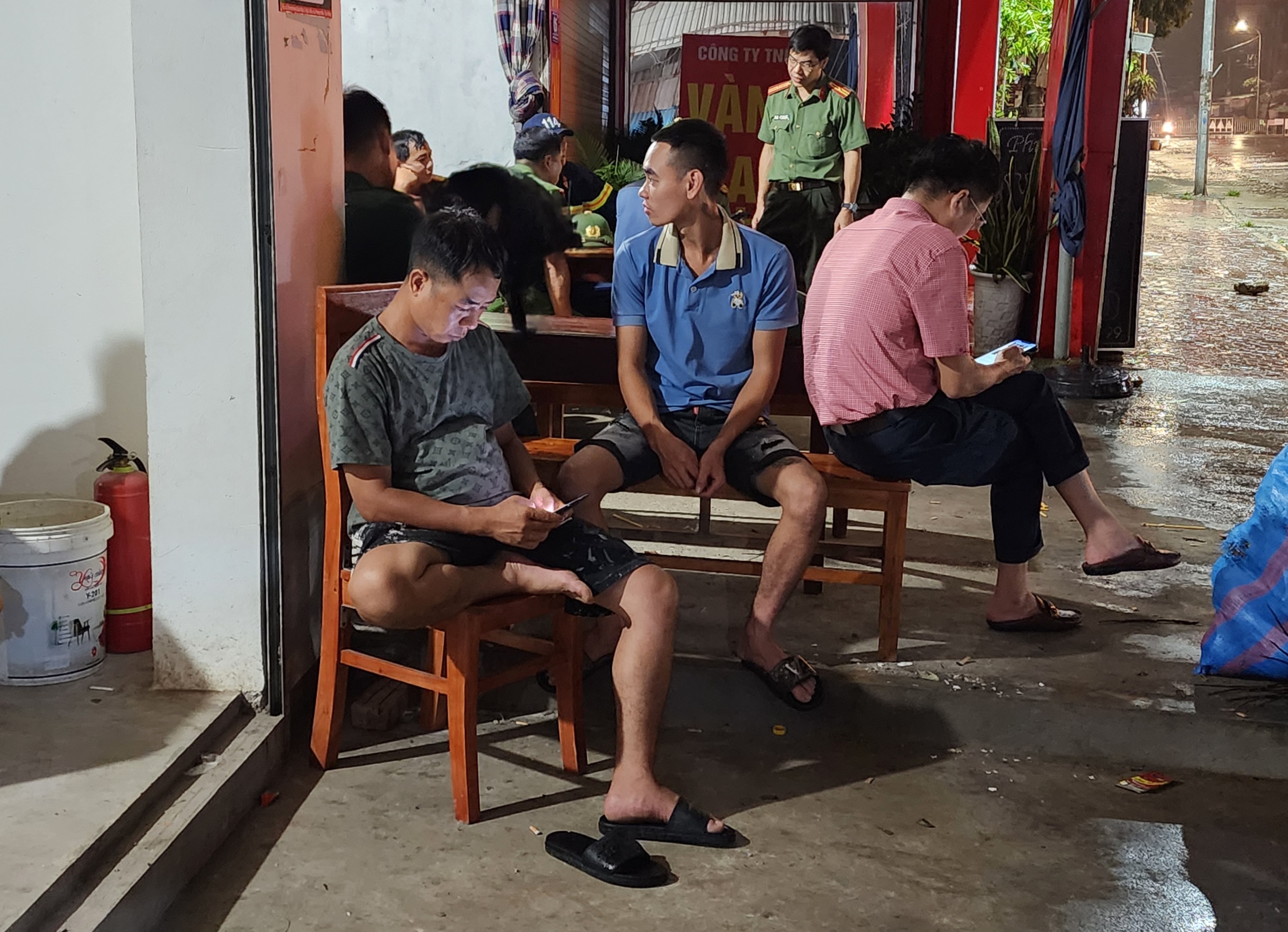 Xuyên đêm chong đèn, ngóng tin người thân mất tích- Ảnh 3. Xuyên đêm chong đèn, ngóng tin người thân mất tích- Ảnh 3.