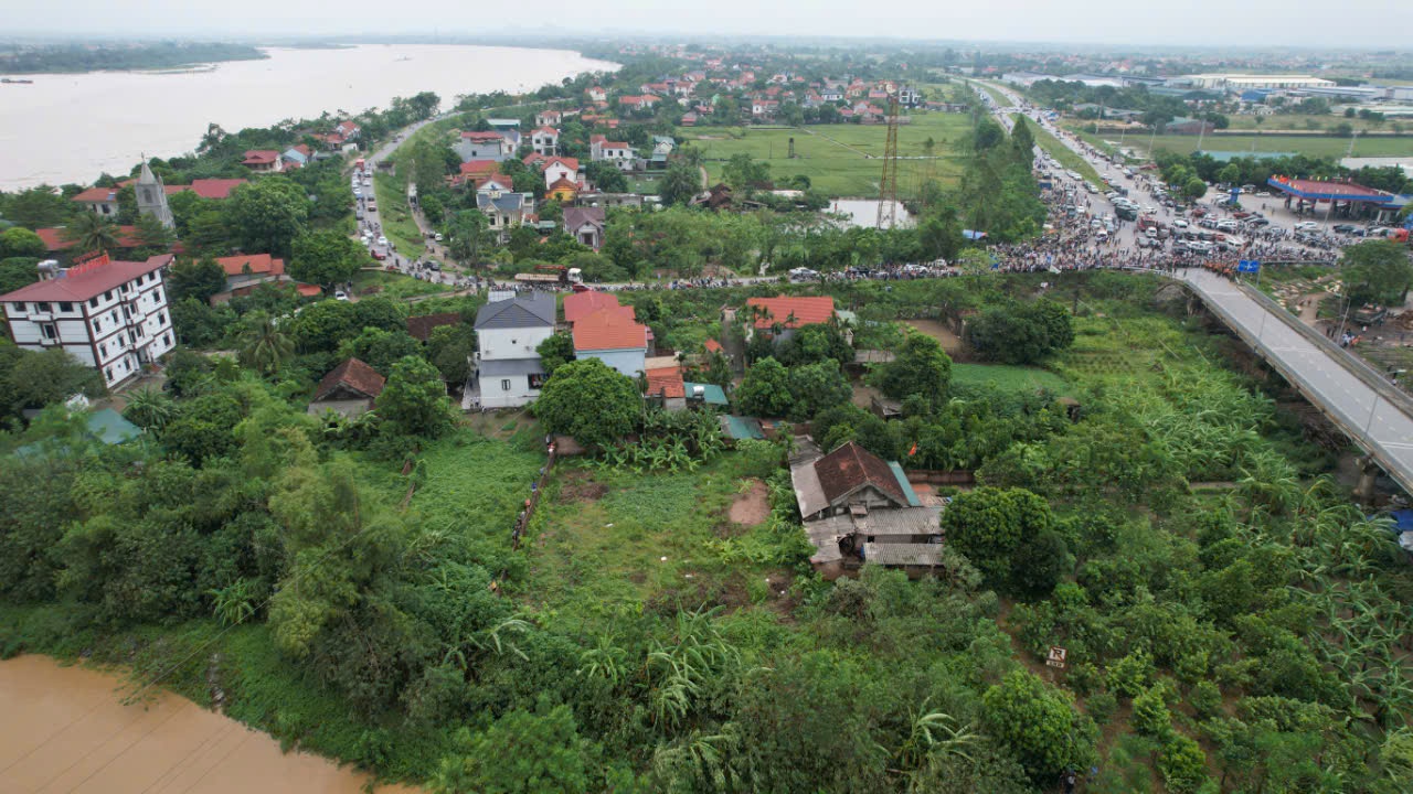 Cận cảnh hiện trường sập cầu Phong Châu ở Phú Thọ- Ảnh 3.