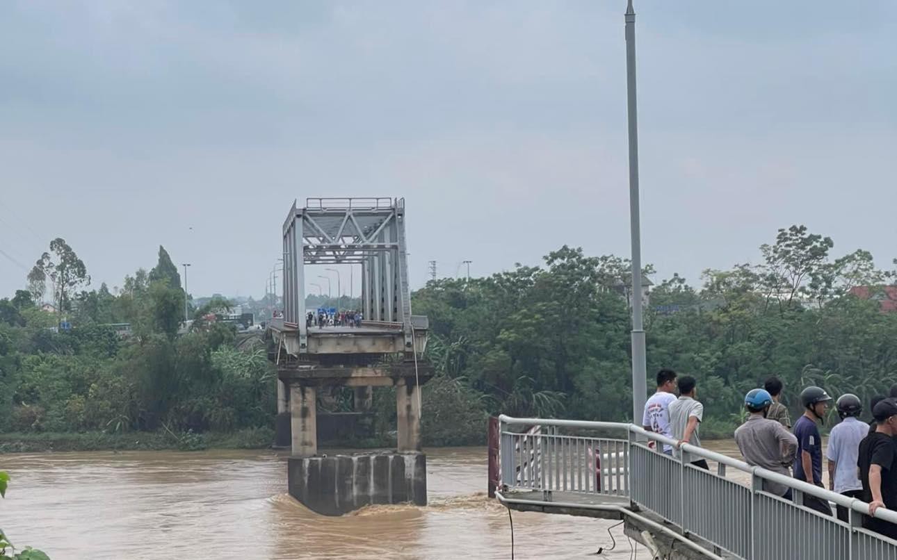 Video: Sập cầu Phong Châu tại Phú Thọ