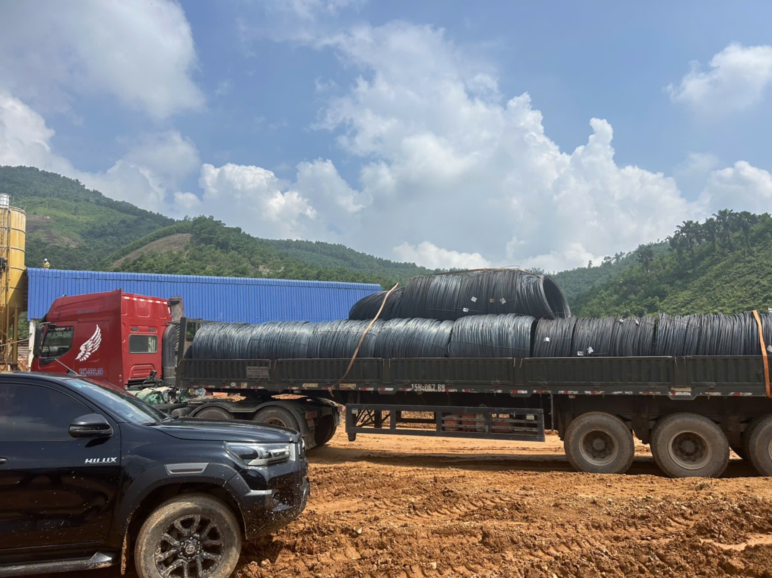 Nhiều công trường giao thông tạm dừng thi công vì ảnh hưởng của mưa lũ- Ảnh 2. Nhiều công trường giao thông tạm dừng thi công vì ảnh hưởng của mưa lũ- Ảnh 2.
