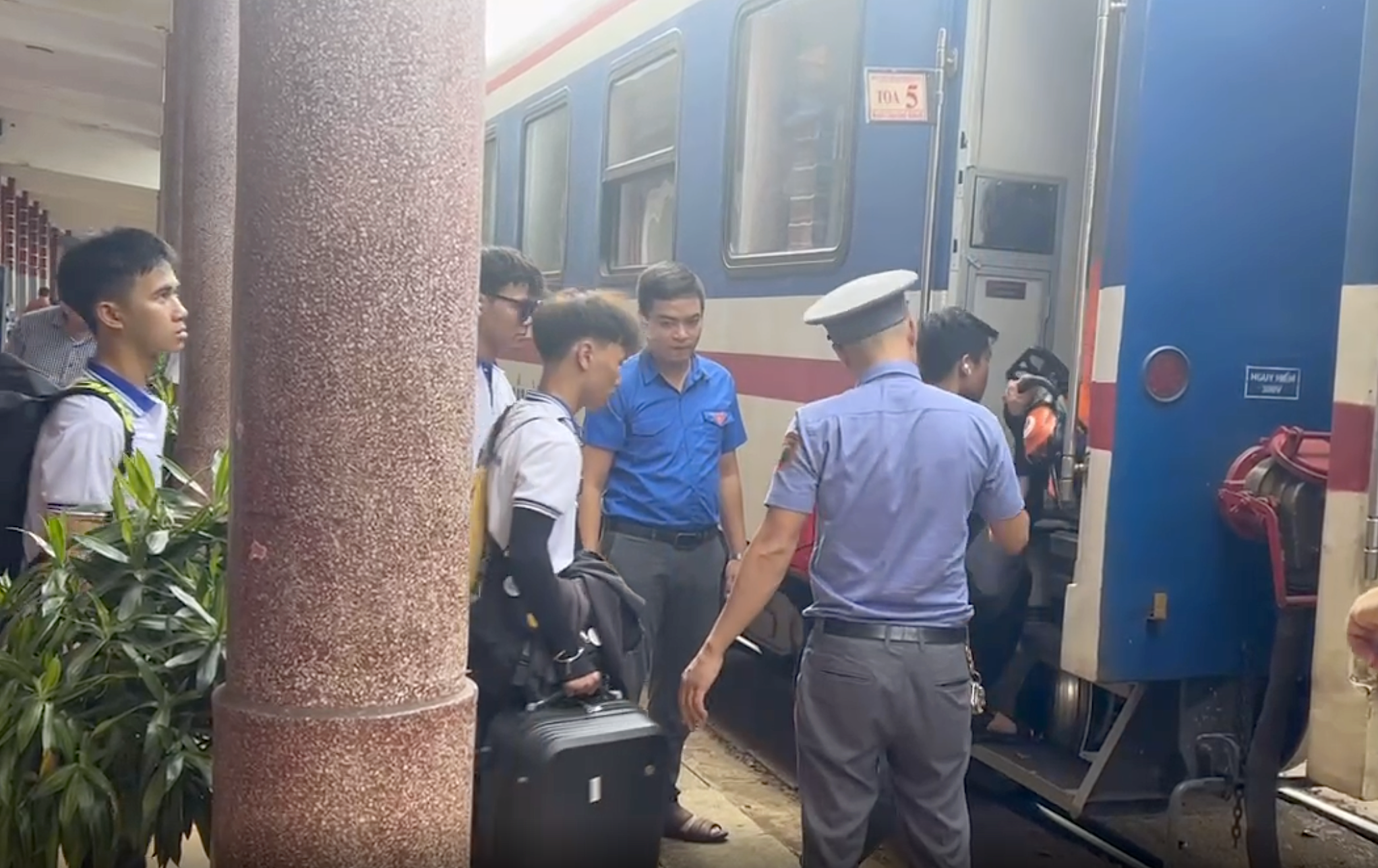Đường sắt hỗ trợ vận chuyển miễn phí tình nguyện viên, hàng hóa cứu trợ sau bão số 3- Ảnh 2. Đường sắt hỗ trợ vận chuyển miễn phí tình nguyện viên, hàng hóa cứu trợ sau bão số 3- Ảnh 2.