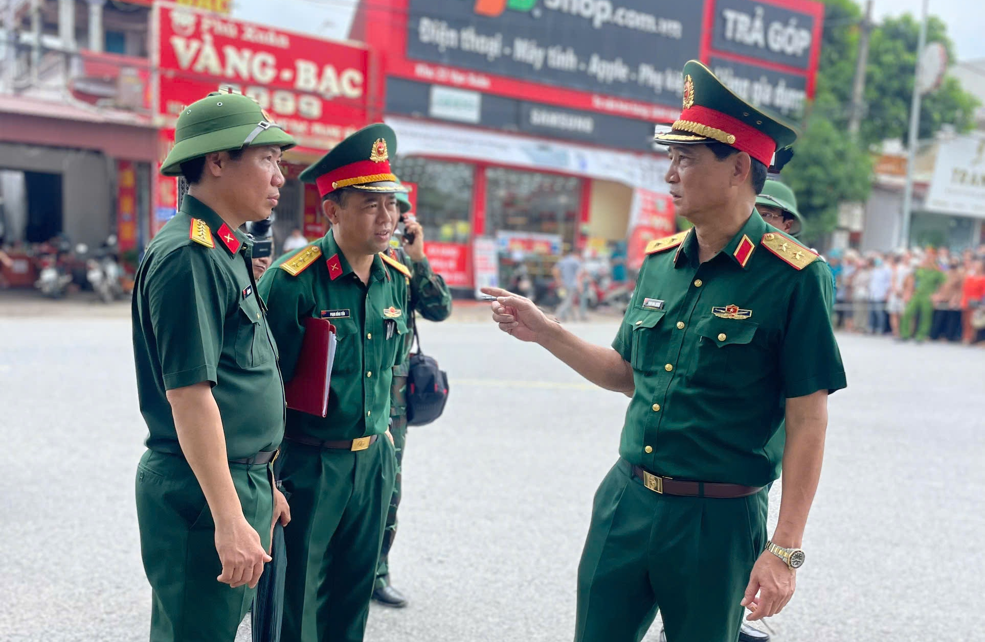 Cận cảnh hiện trường sập cầu Phong Châu ở Phú Thọ- Ảnh 7.