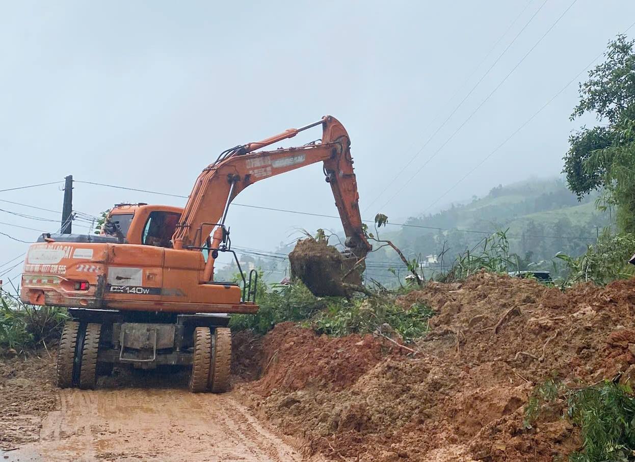 Lũ ống ở Lào Cai làm 1 người chết, 15 hộ dân bị đất sạt vào nhà- Ảnh 2. Lũ ống ở Lào Cai làm 1 người chết, 15 hộ dân bị đất sạt vào nhà- Ảnh 2.