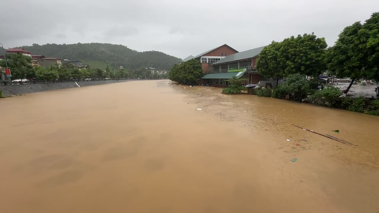 Nước Sông Hồng tiếp tục dâng cao, nhiều nơi ở Lào Cai bị cô lập- Ảnh 1.