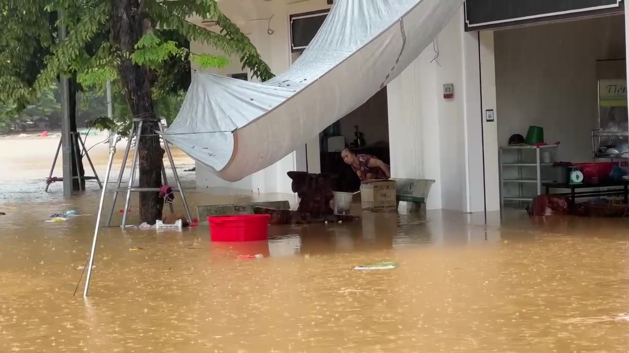 Nước Sông Hồng tiếp tục dâng cao, nhiều nơi ở Lào Cai bị cô lập- Ảnh 3.